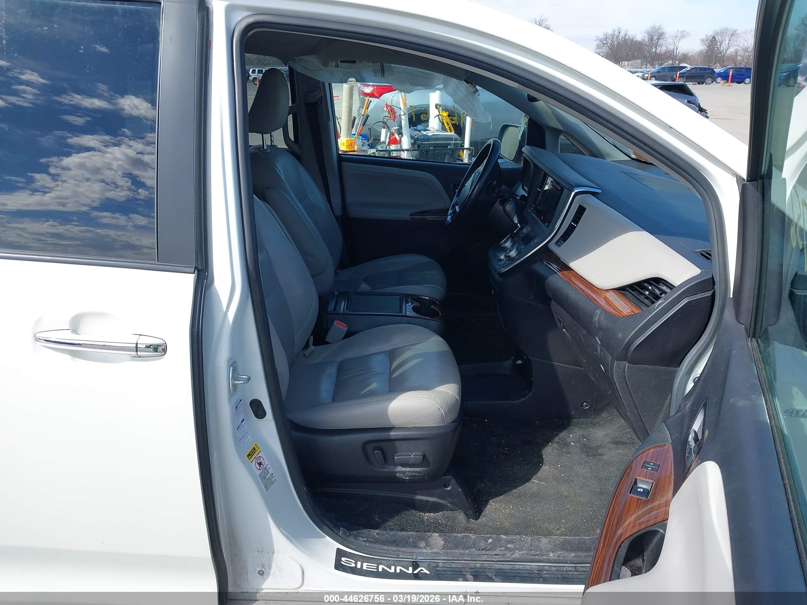 TOYOTA SIENNA image 5