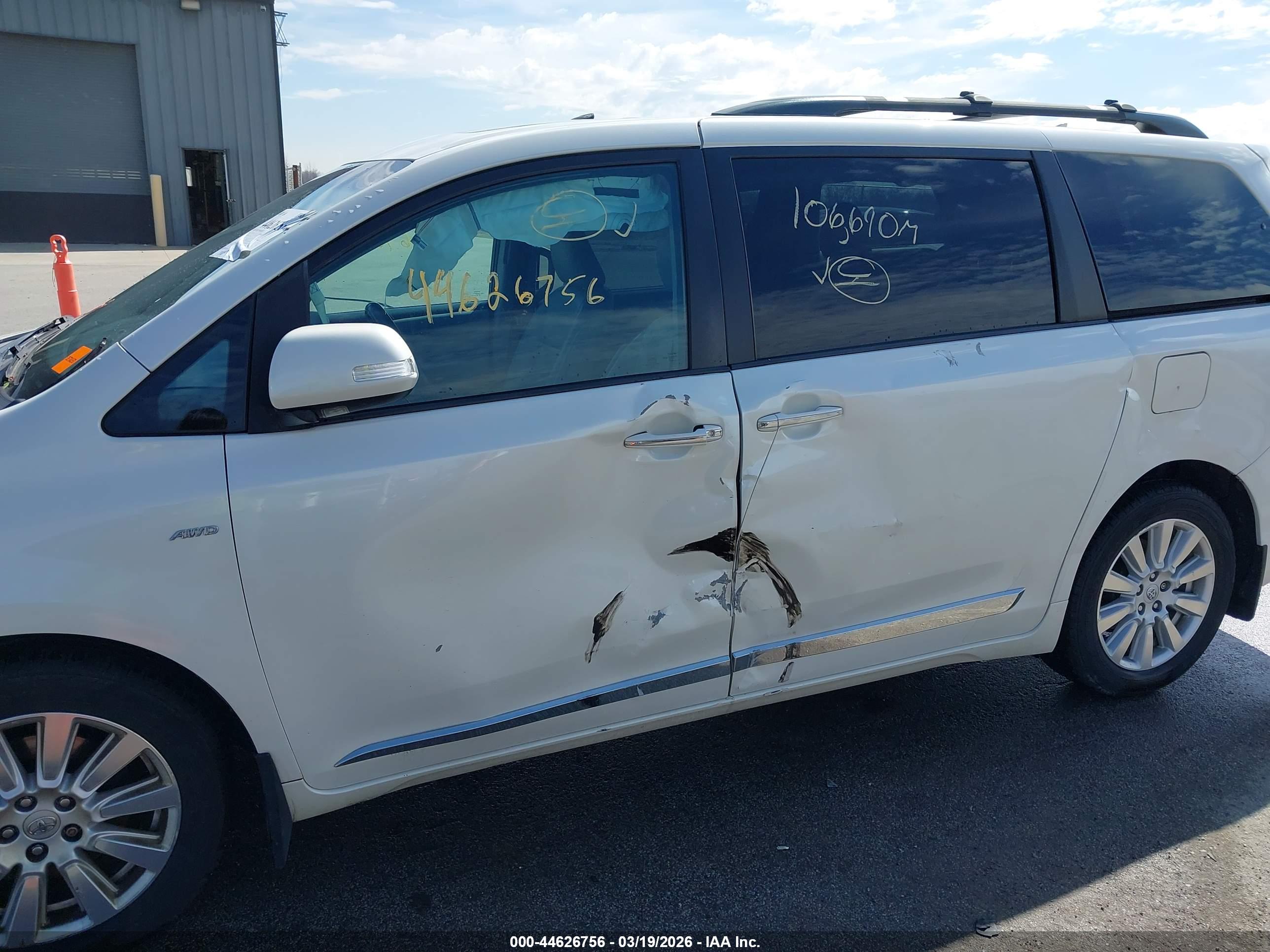 TOYOTA SIENNA image 6