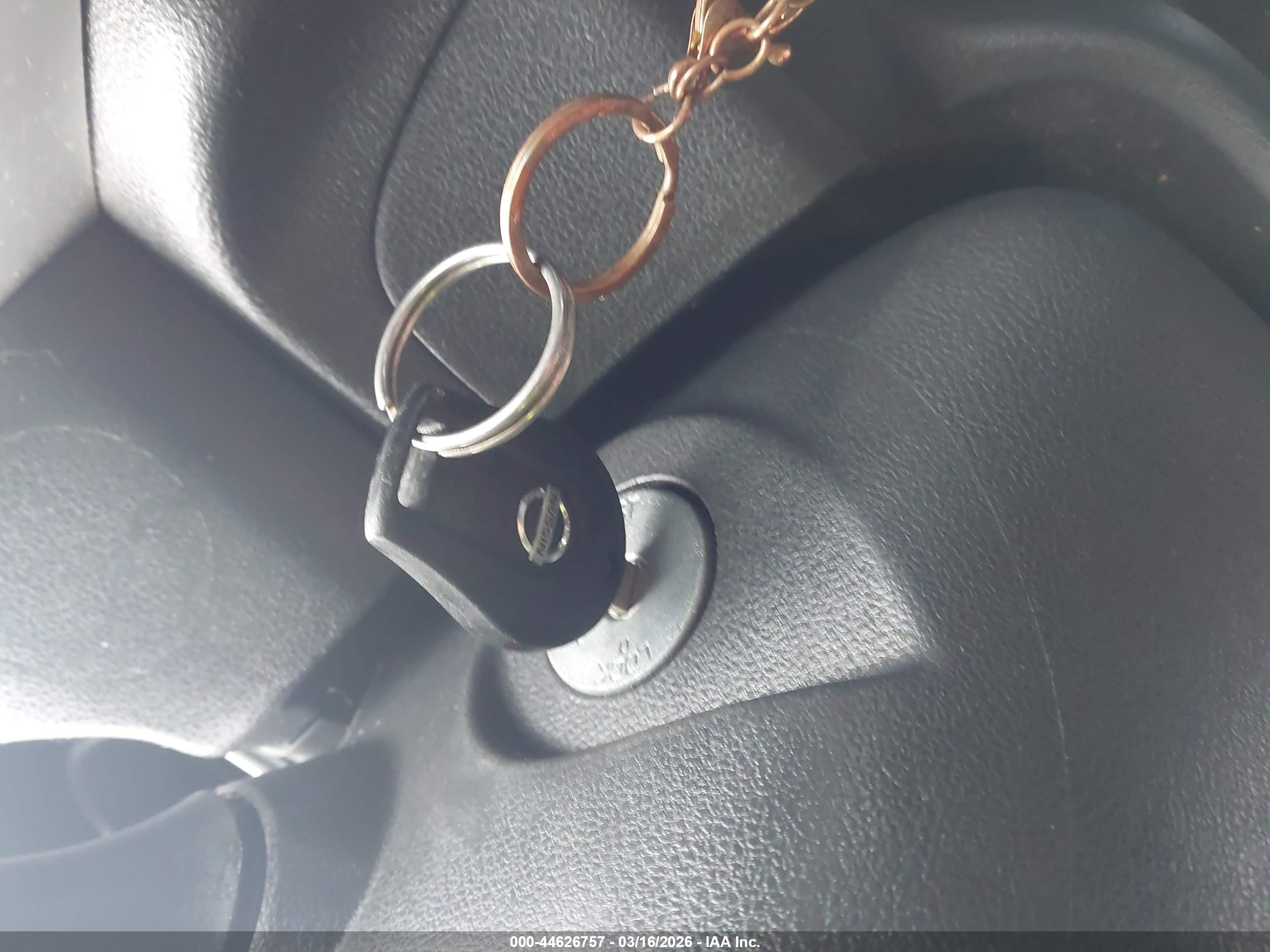 NISSAN VERSA image 11