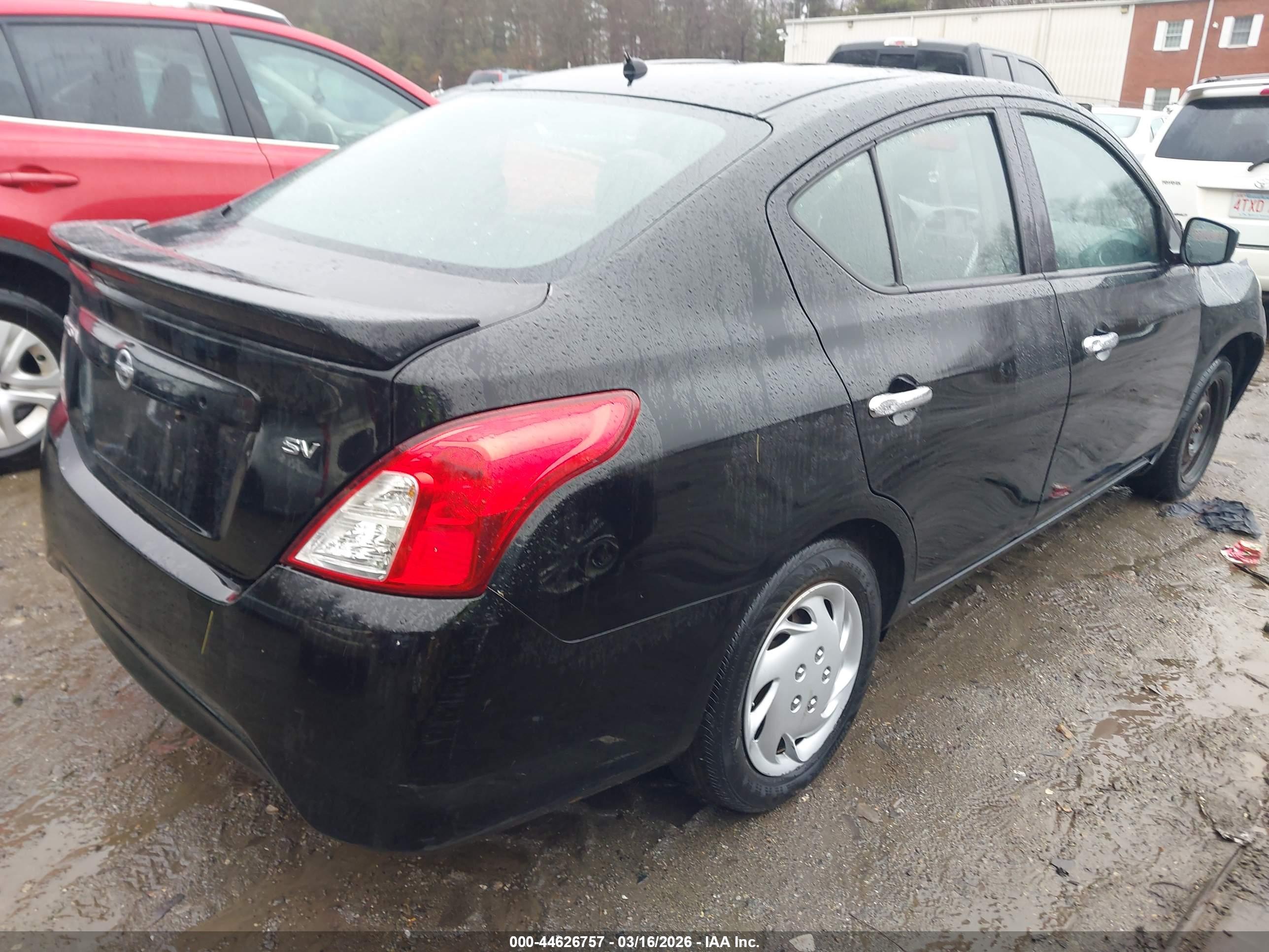 NISSAN VERSA image 4