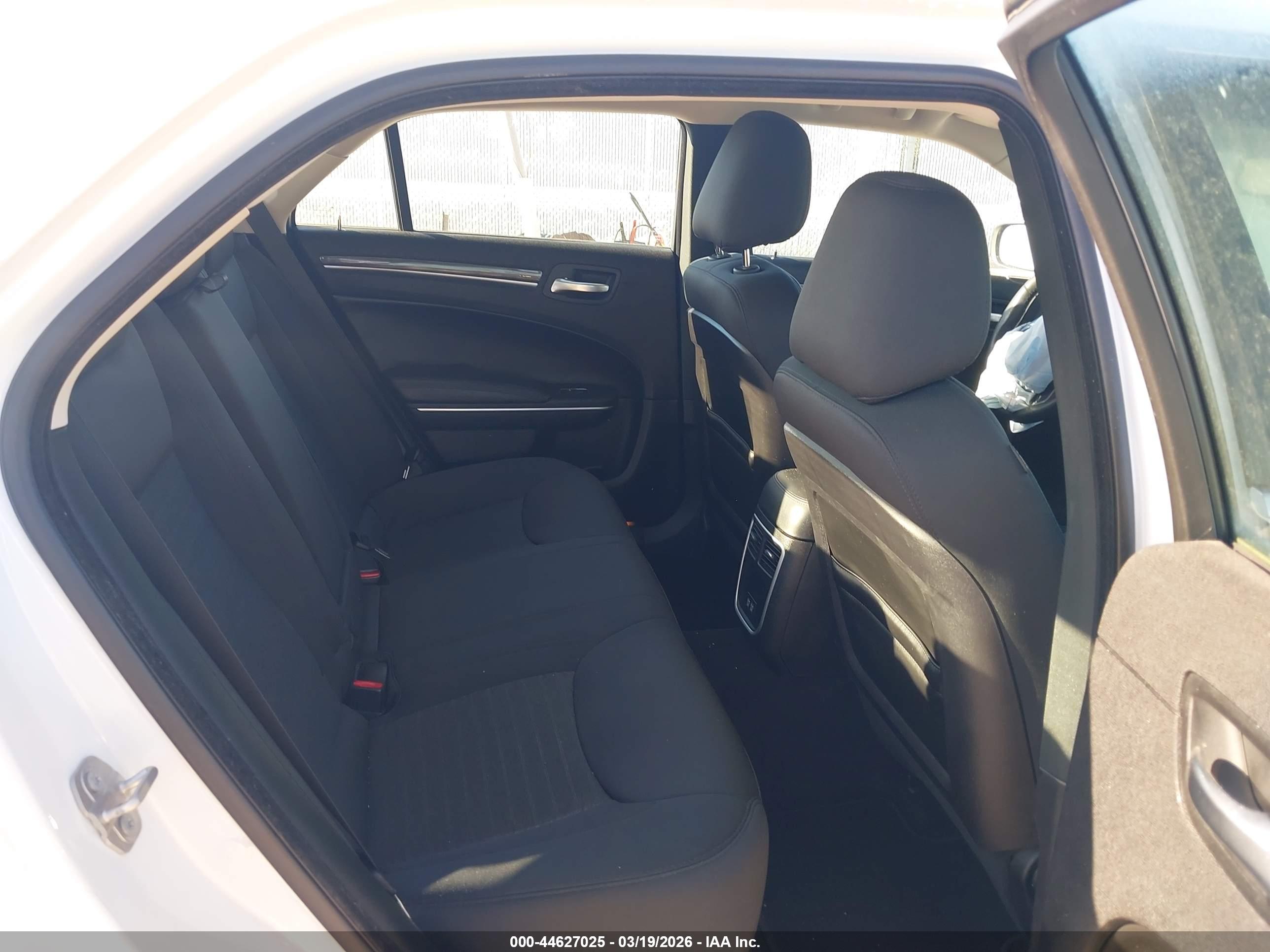 CHRYSLER 300 image 8