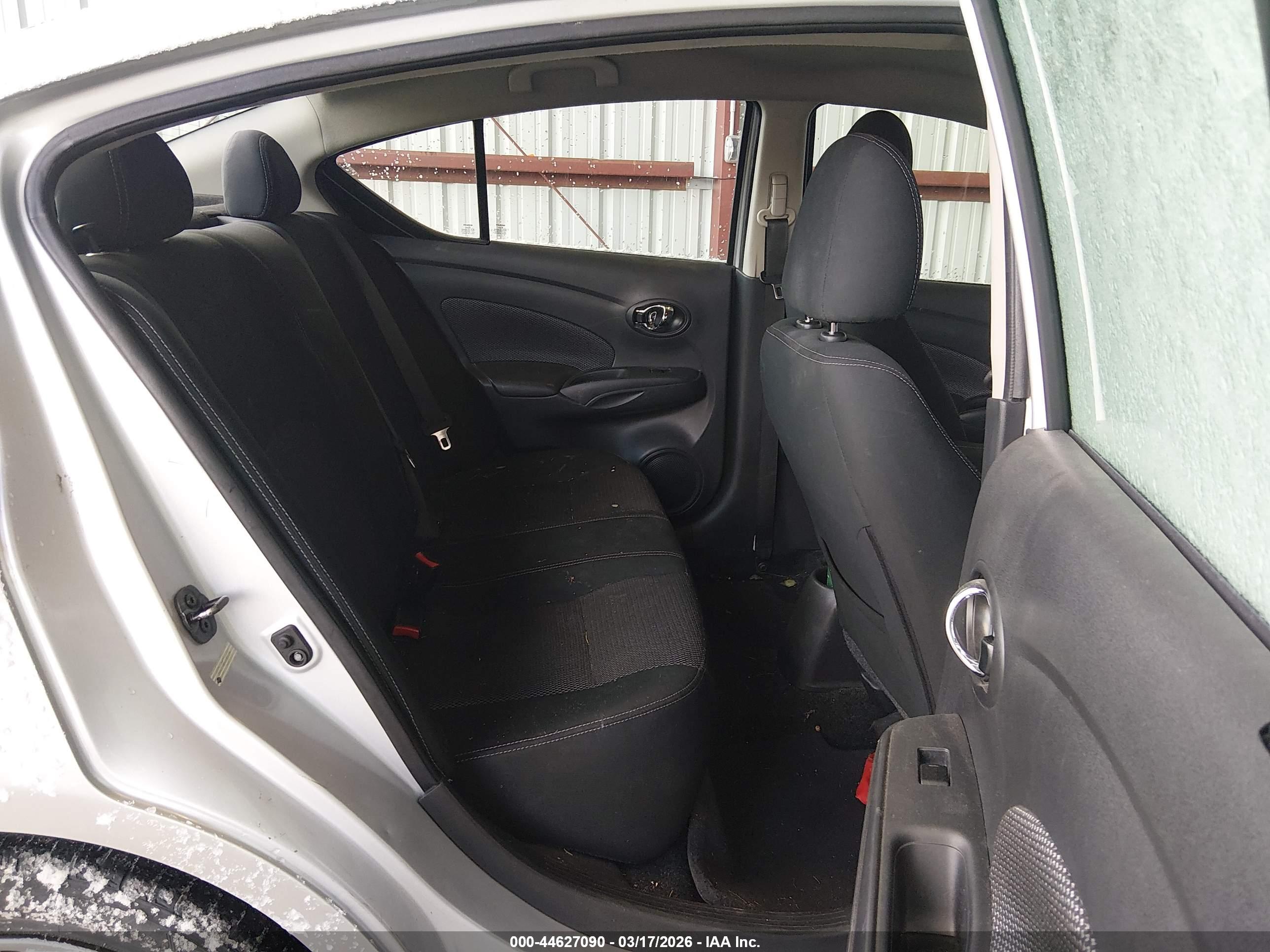 NISSAN VERSA image 8