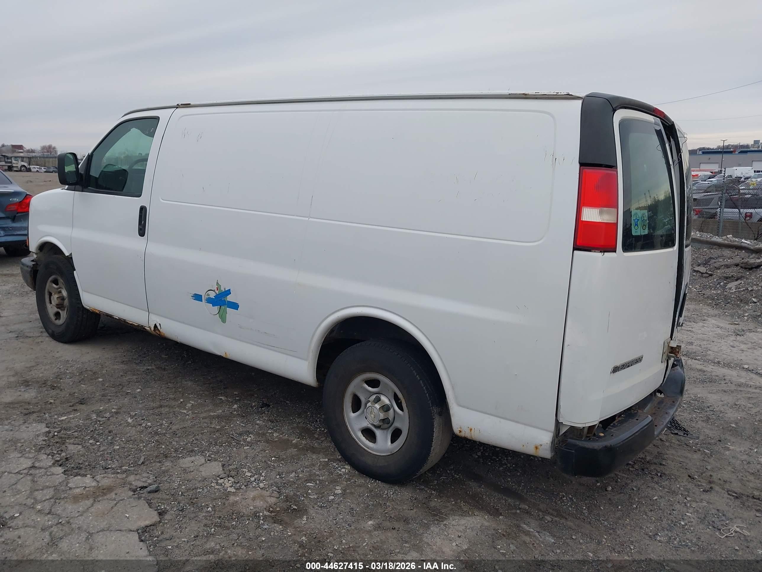 CHEVROLET EXPRESS image 3