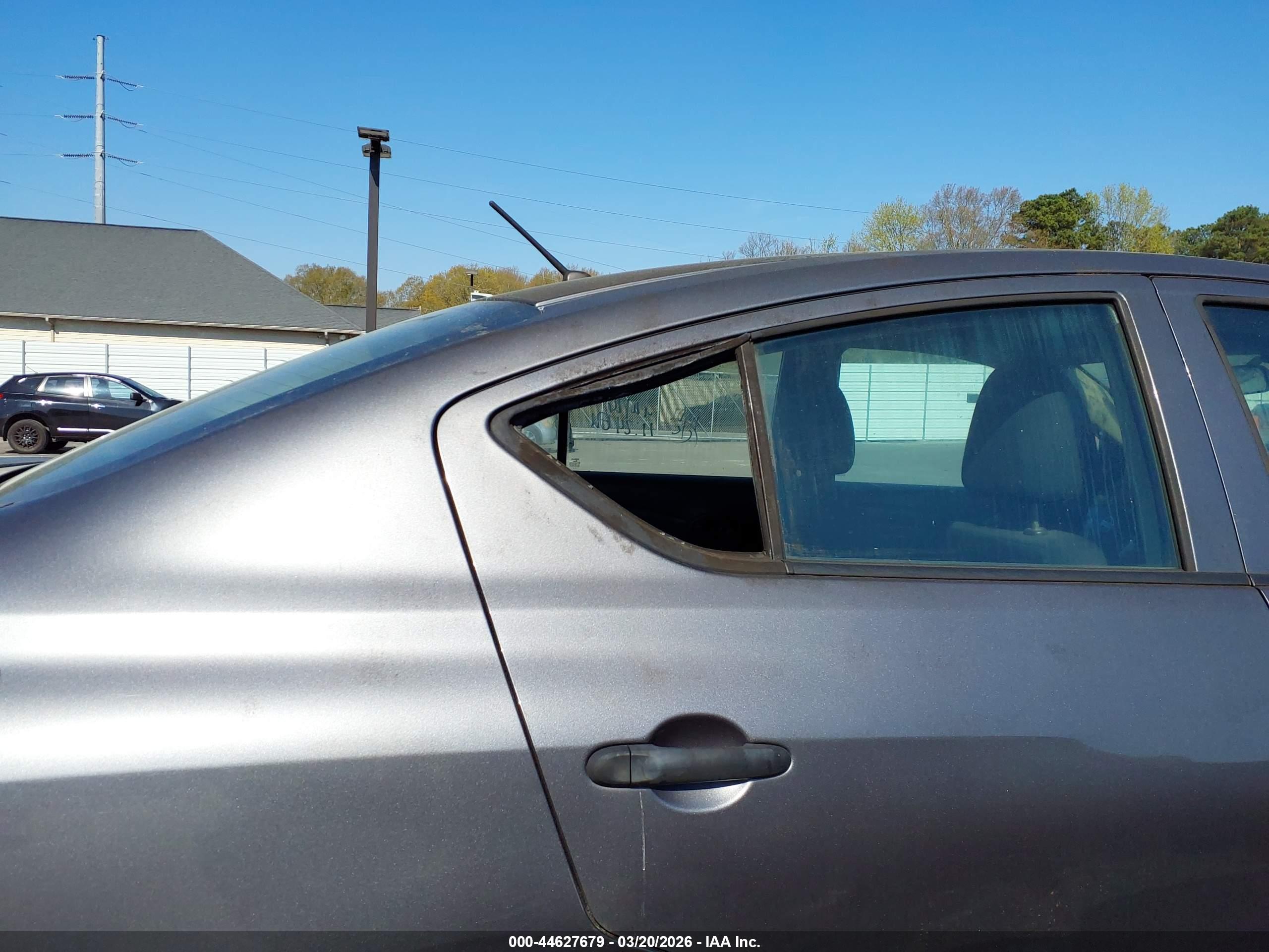 NISSAN VERSA image 6