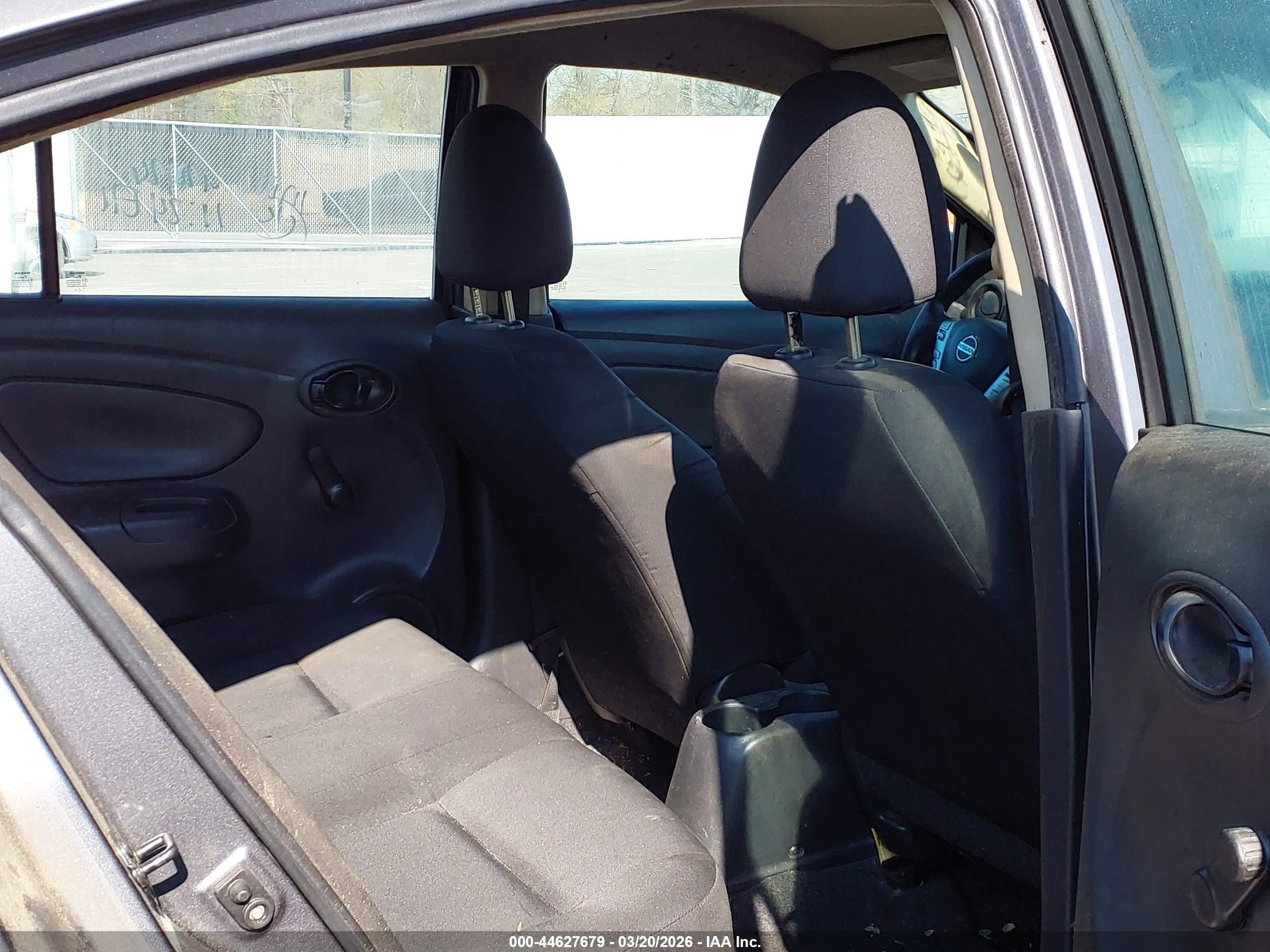NISSAN VERSA image 8