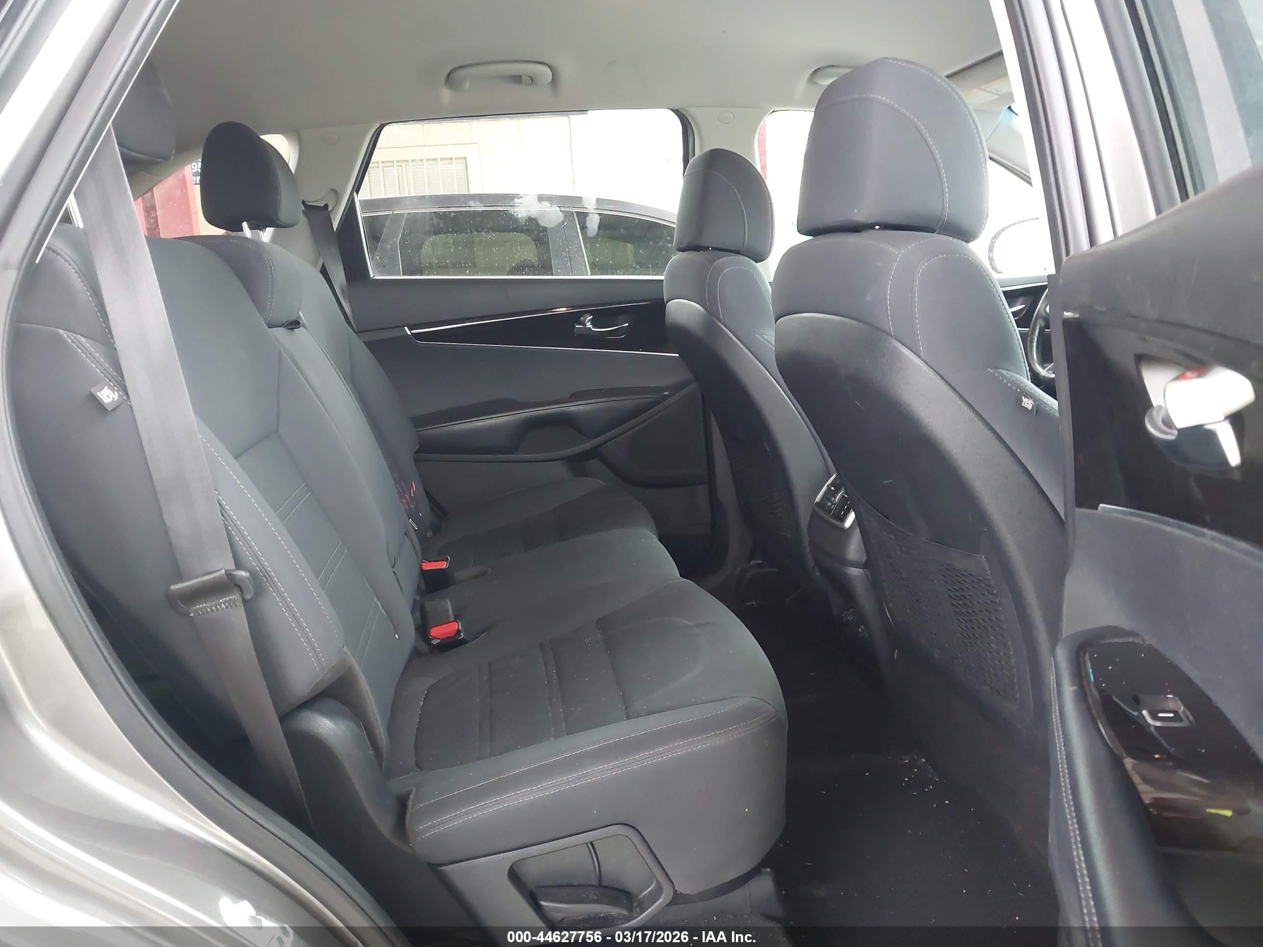 KIA SORENTO image 8
