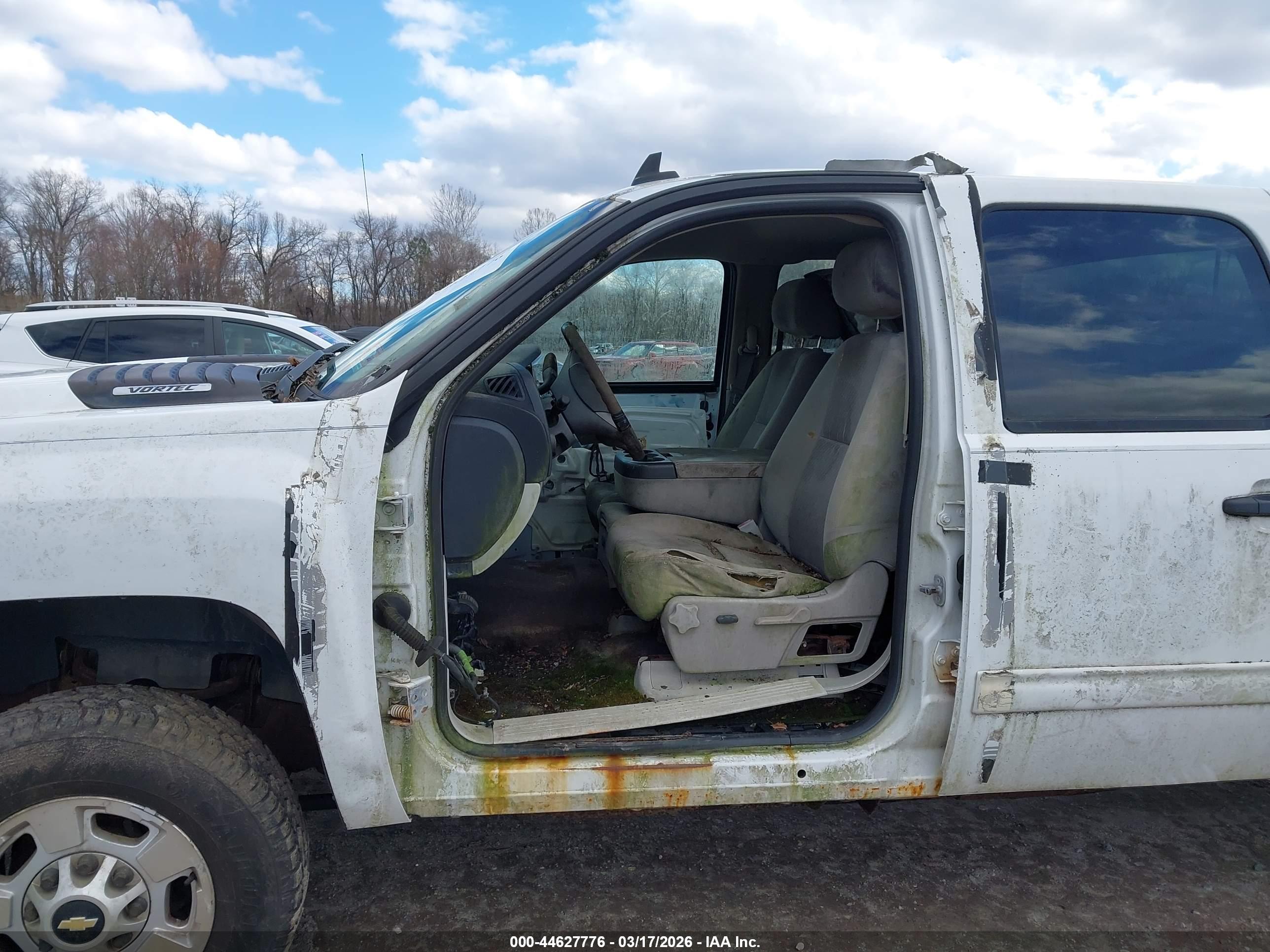CHEVROLET SILVERADO image 6