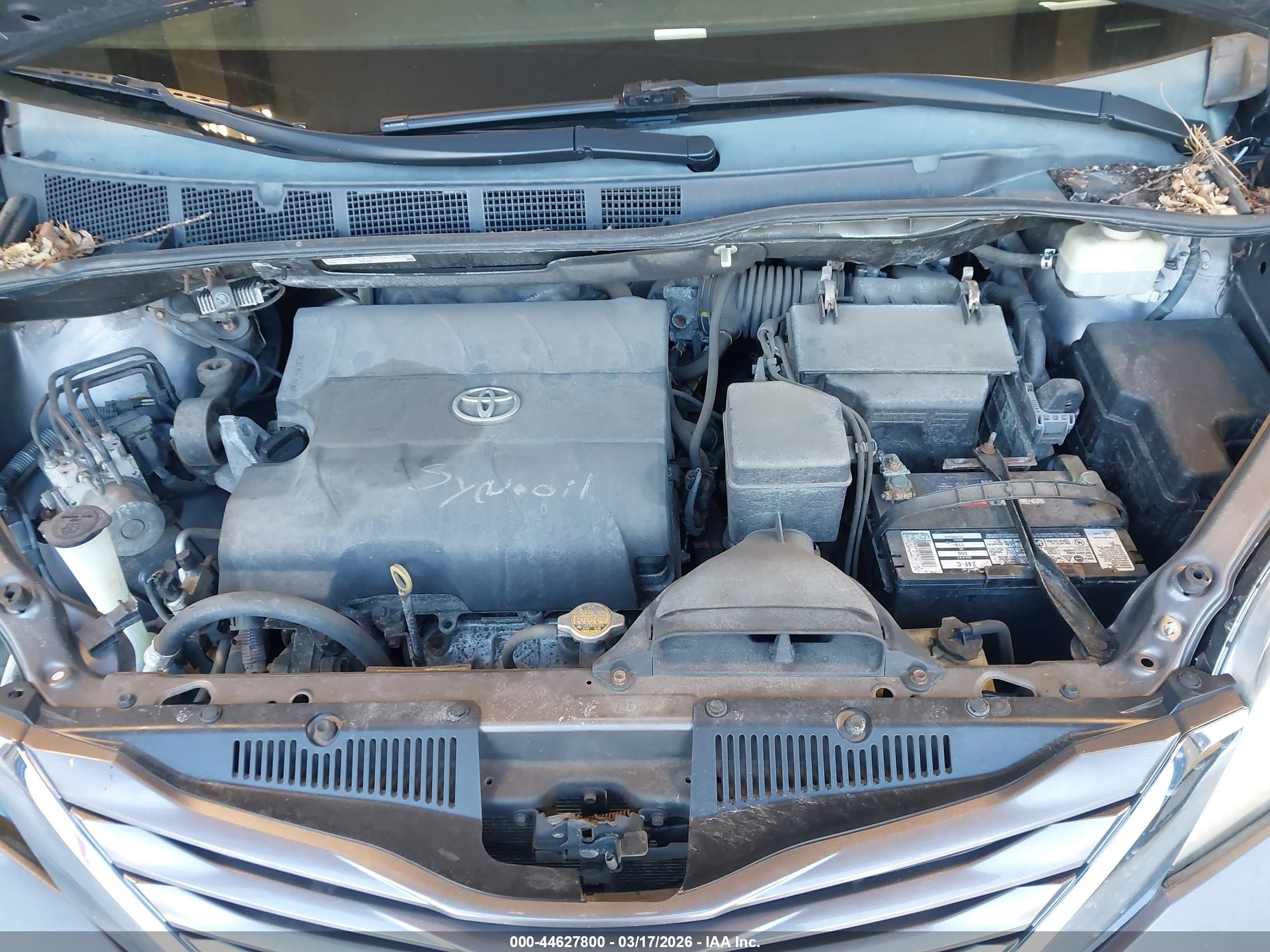 TOYOTA SIENNA image 10
