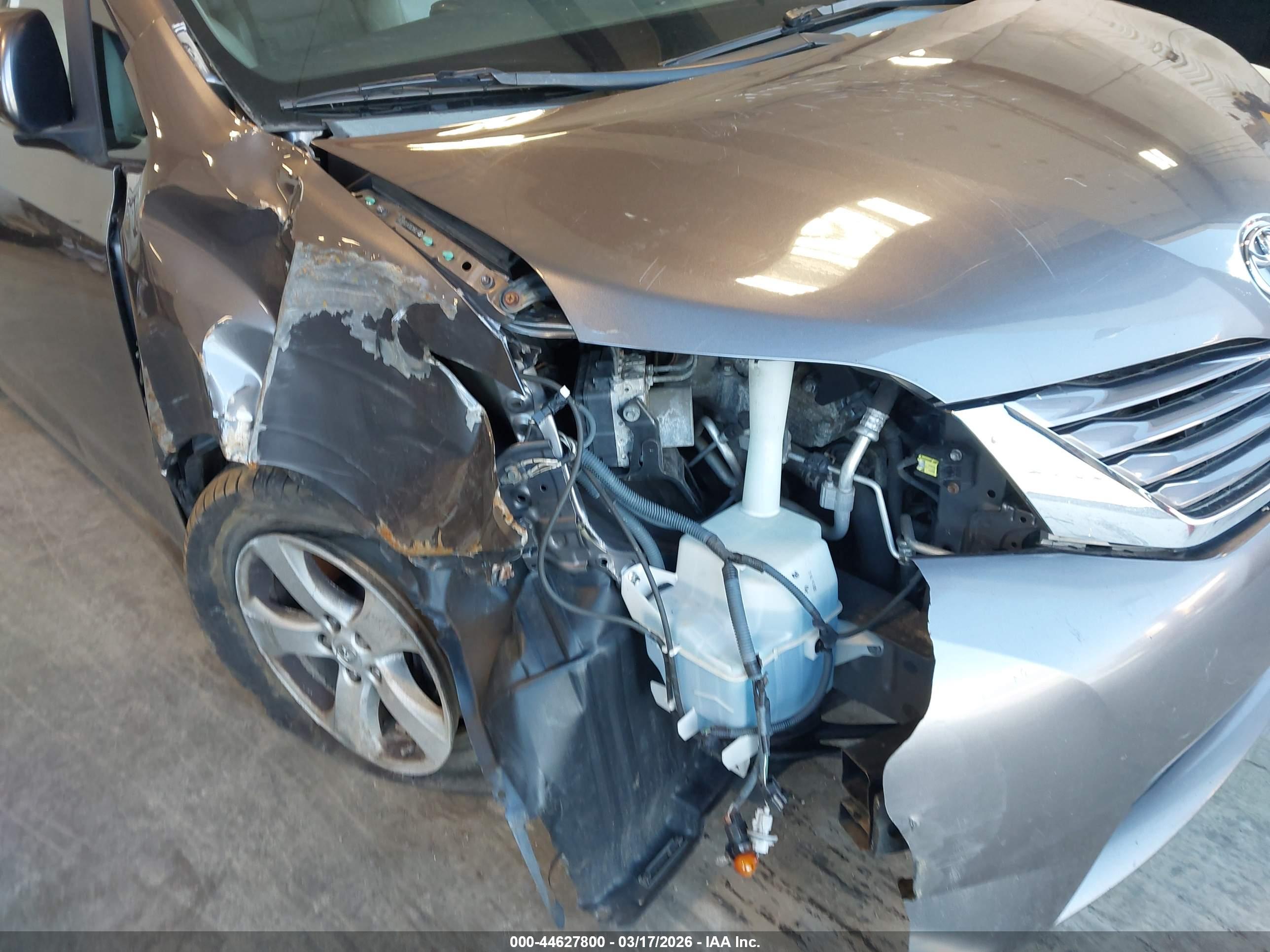 TOYOTA SIENNA image 6