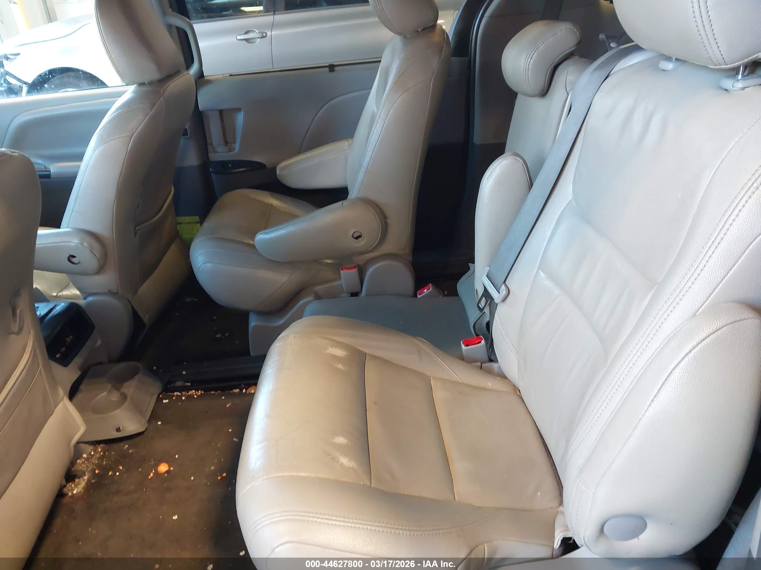 TOYOTA SIENNA image 8