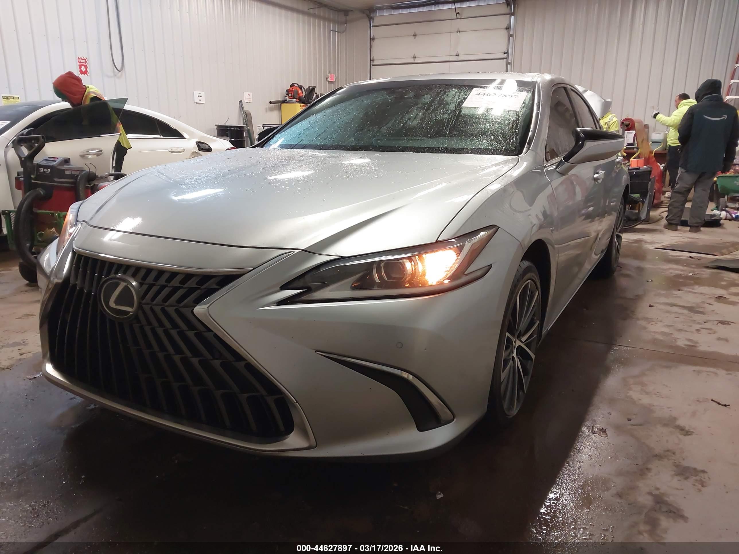 LEXUS ES image 2