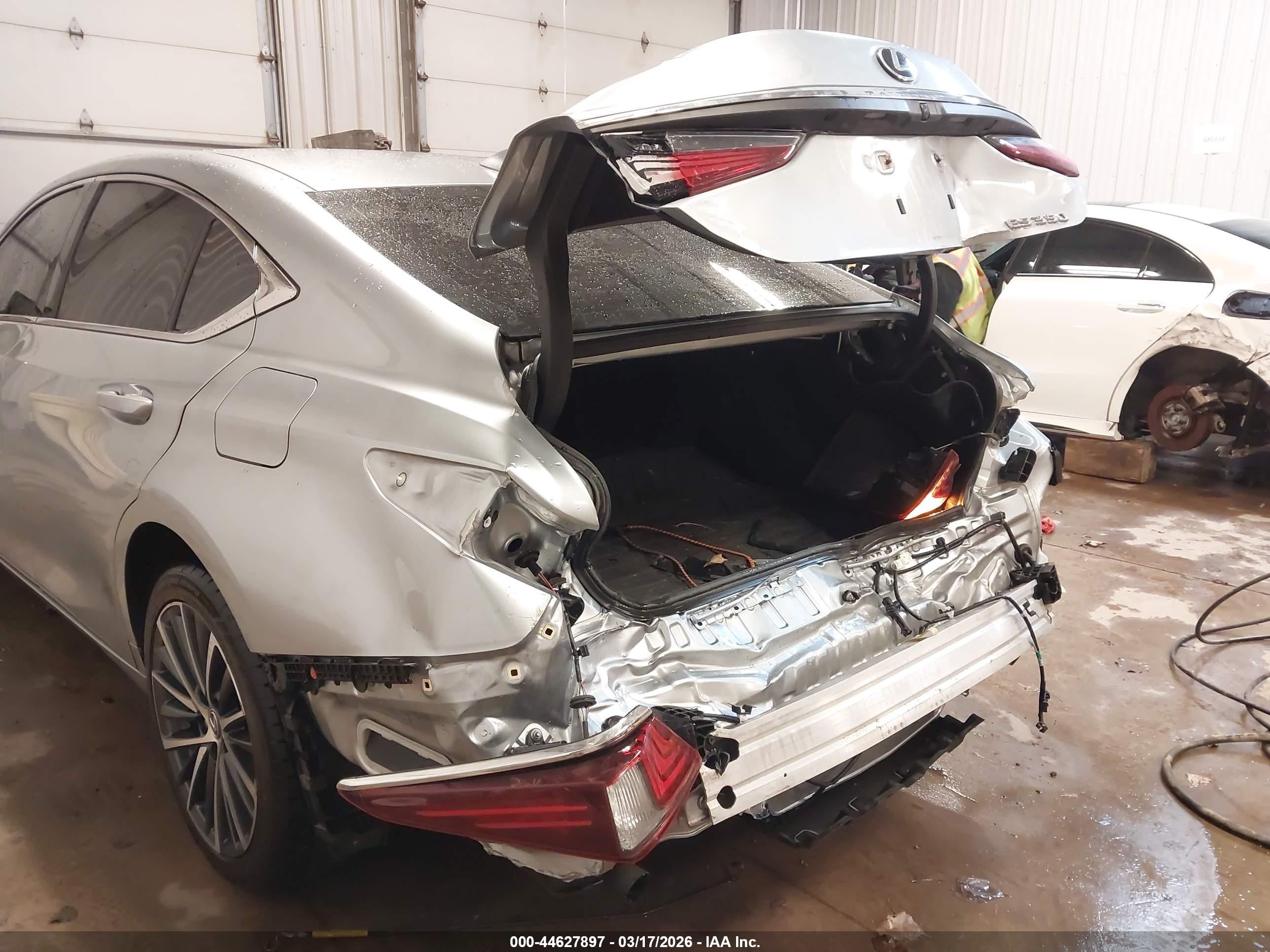 LEXUS ES image 6