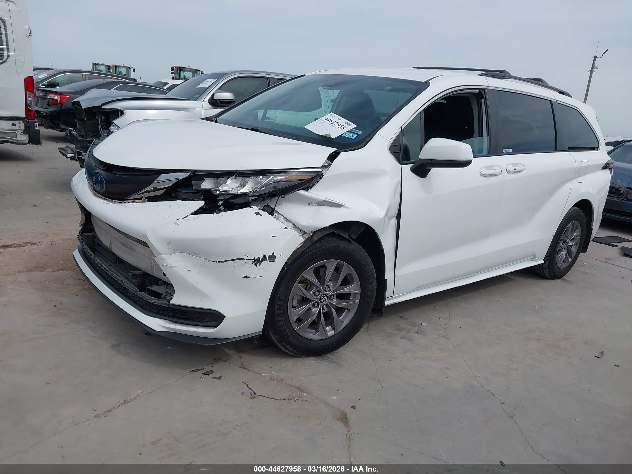 TOYOTA SIENNA image 2