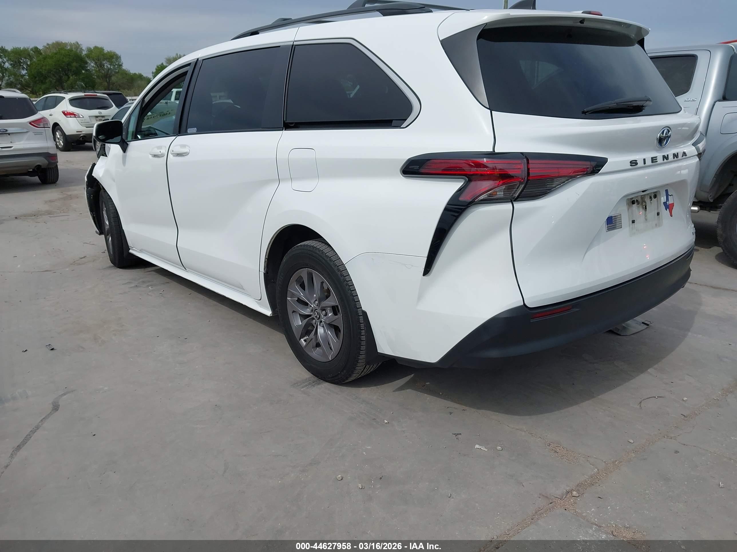 TOYOTA SIENNA image 3