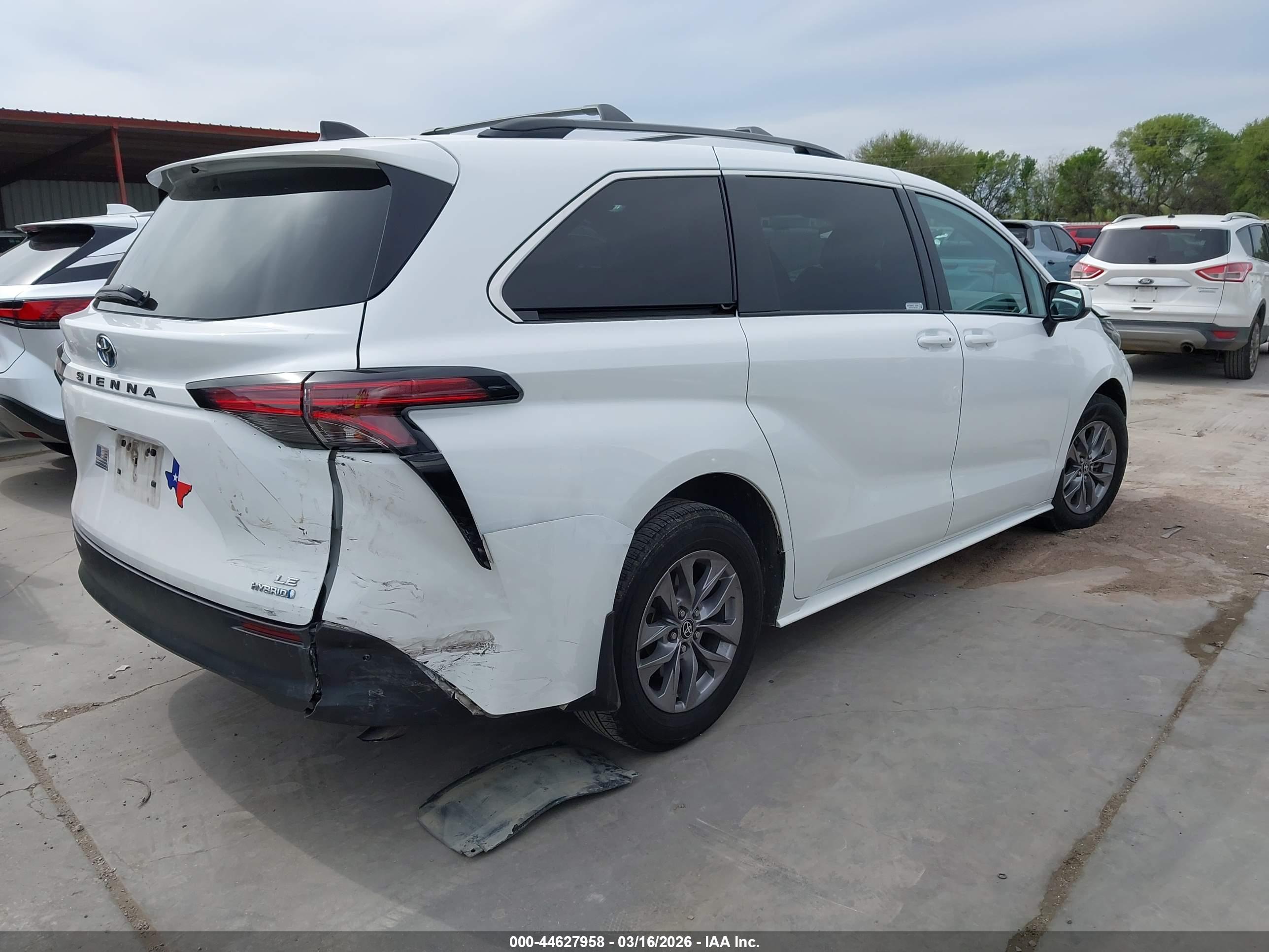 TOYOTA SIENNA image 4