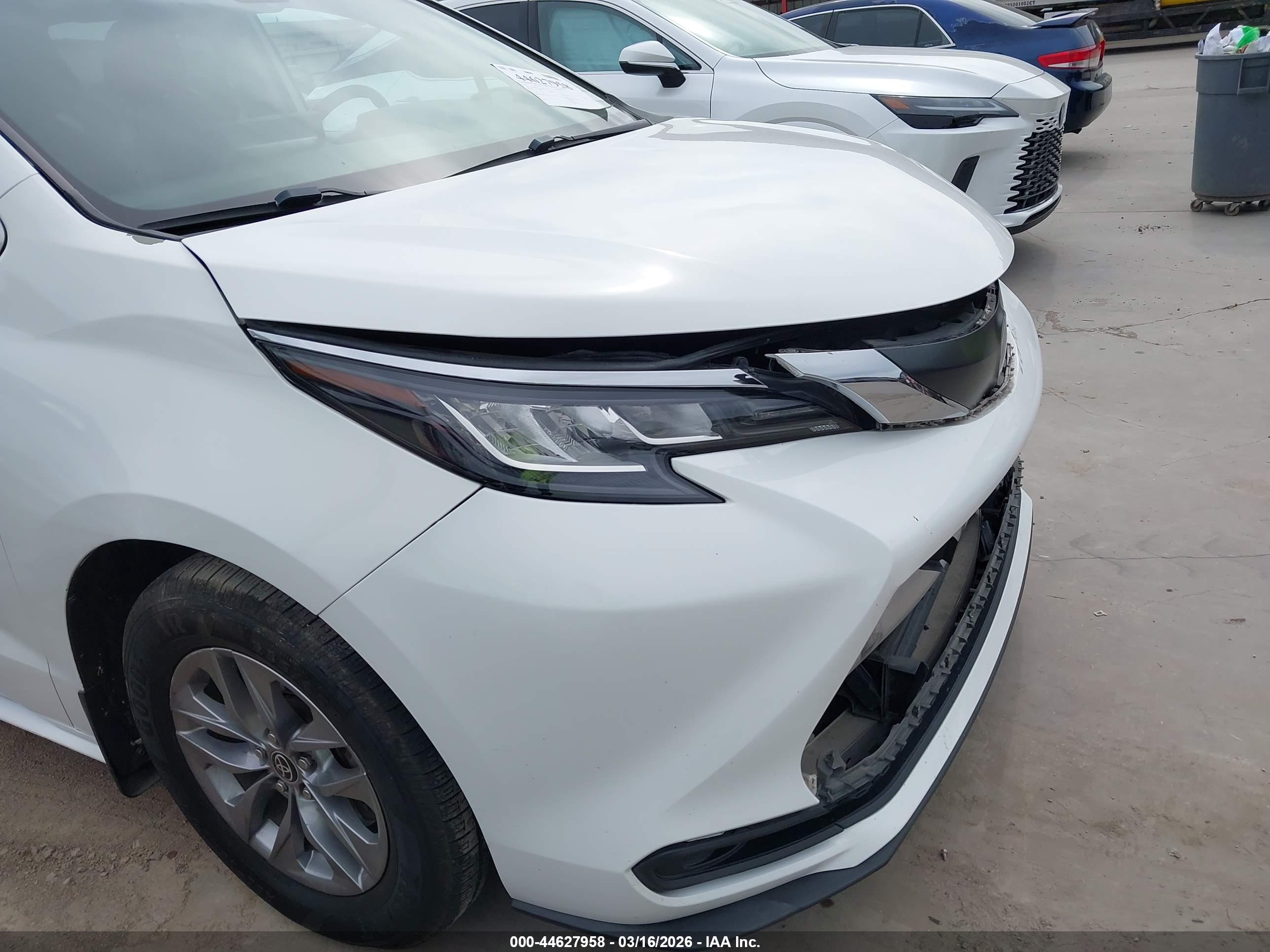 TOYOTA SIENNA image 6