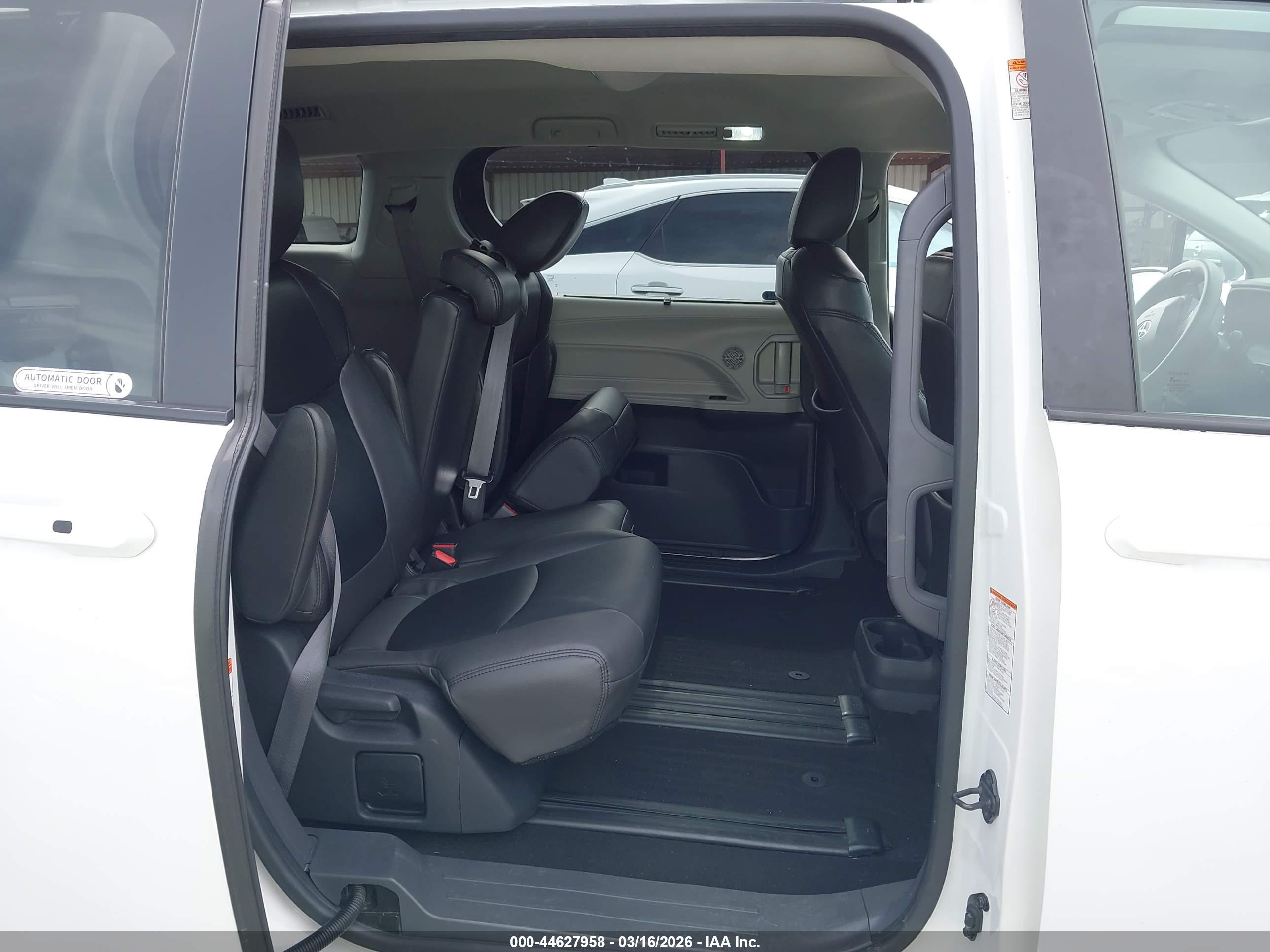 TOYOTA SIENNA image 8