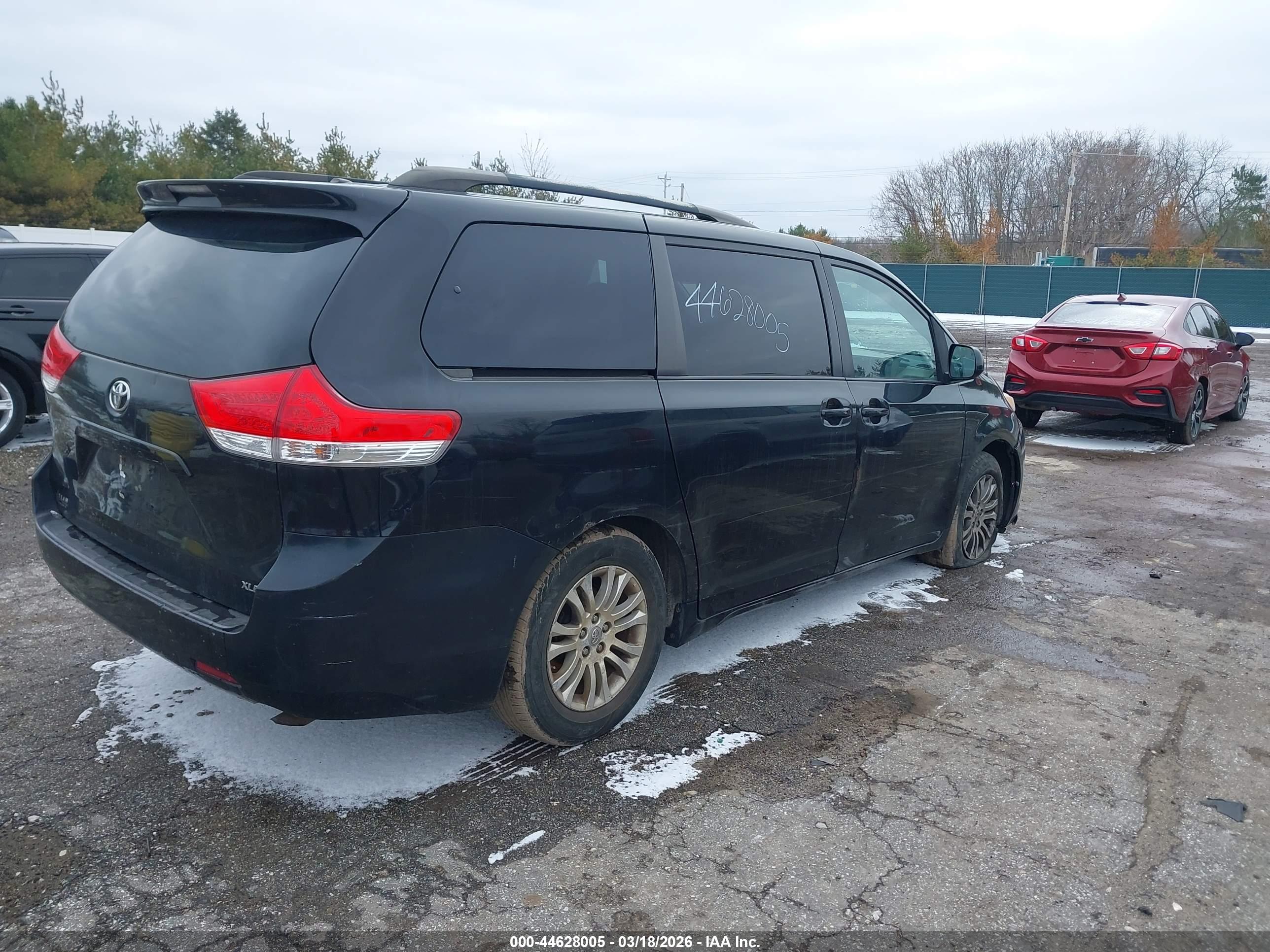 TOYOTA SIENNA image 4