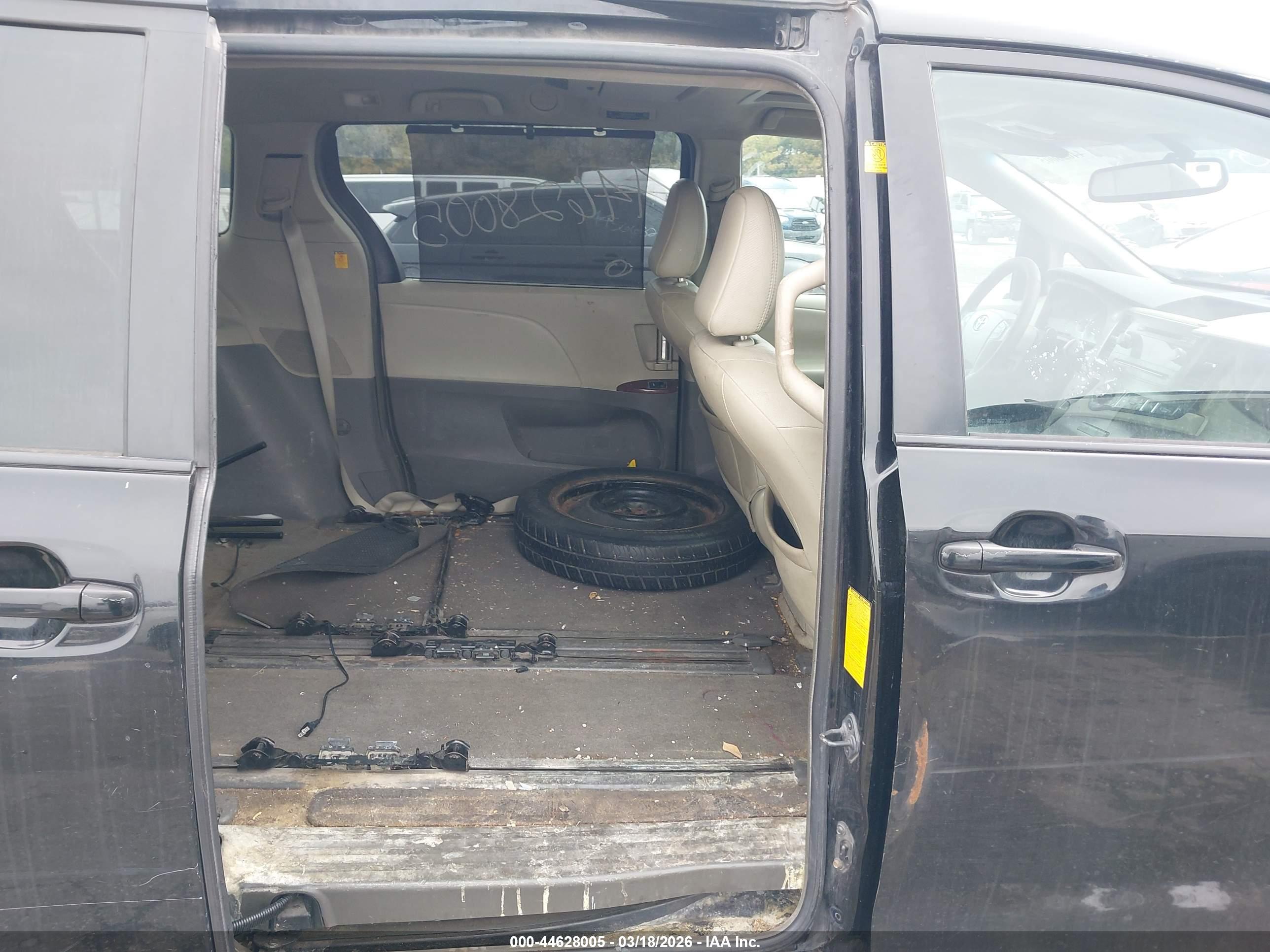 TOYOTA SIENNA image 8