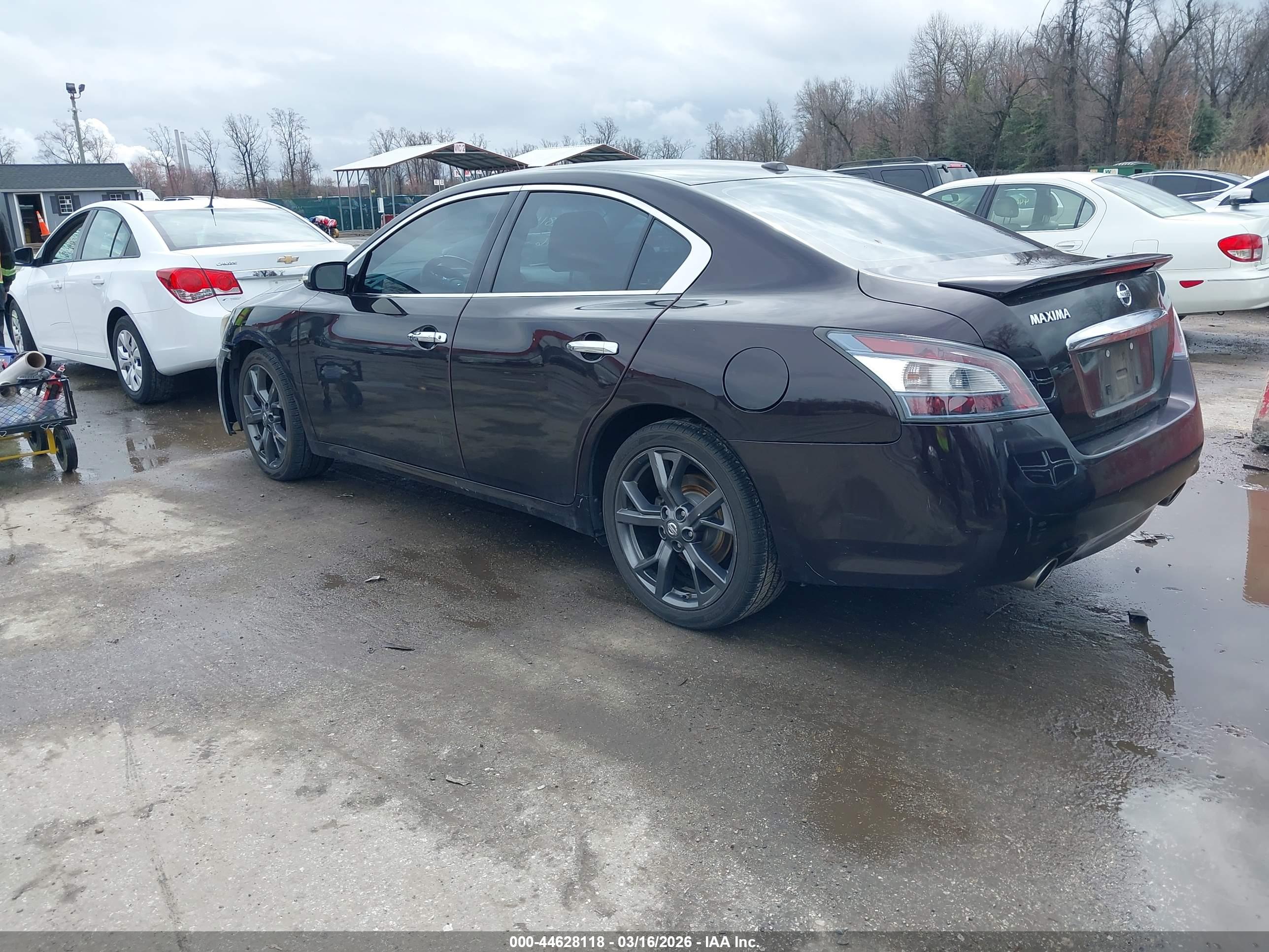 NISSAN MAXIMA image 3