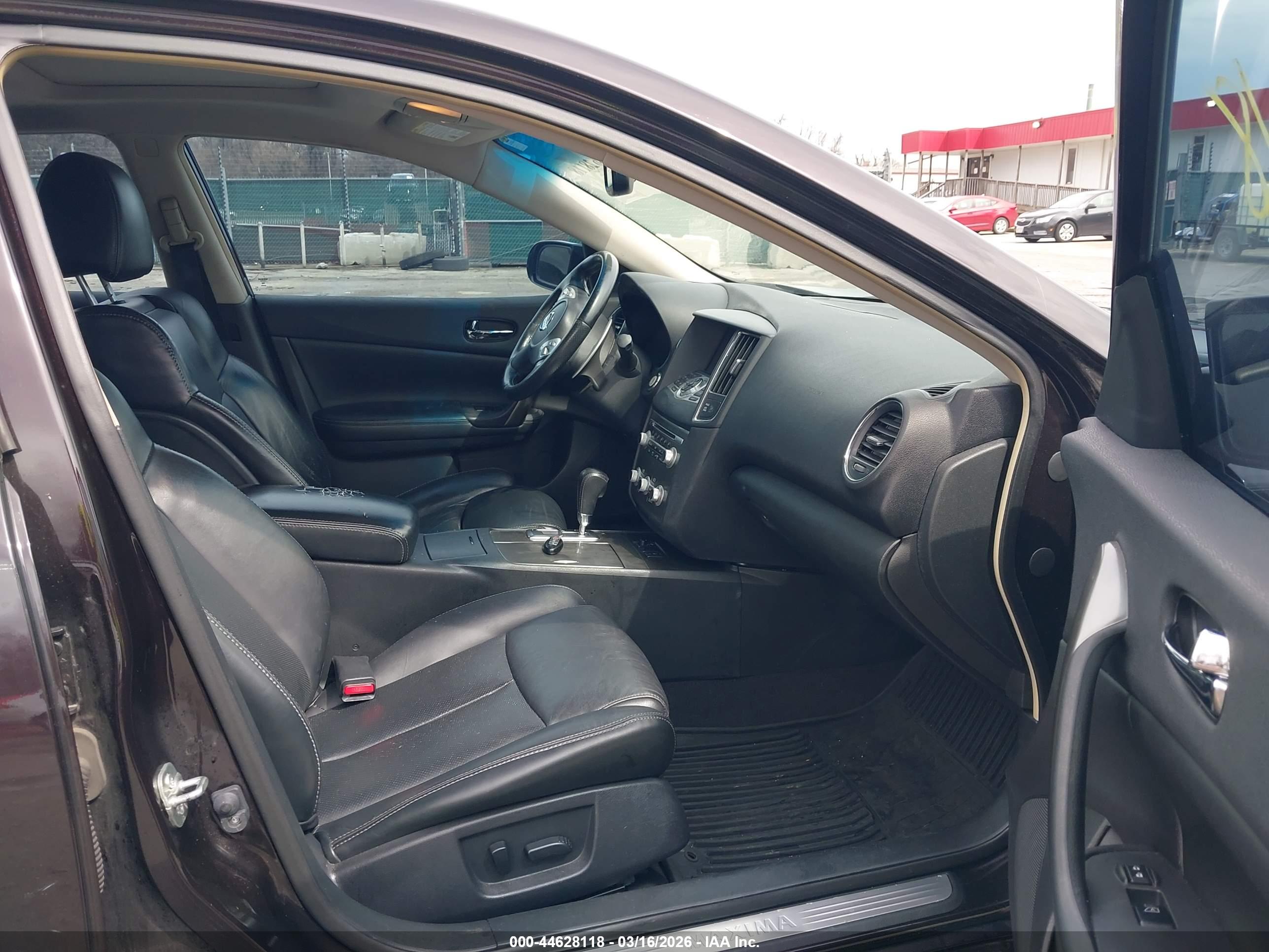 NISSAN MAXIMA image 5