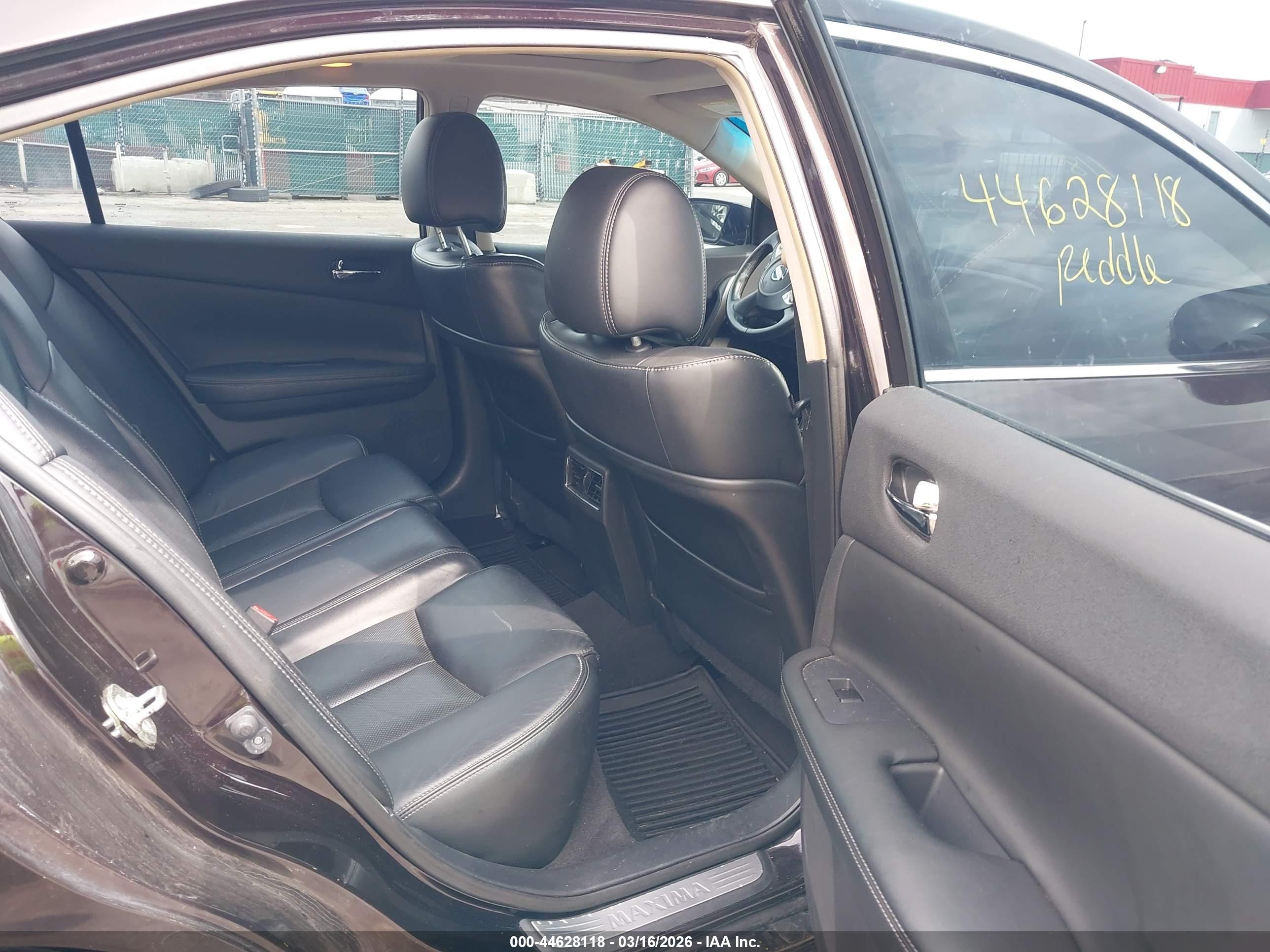 NISSAN MAXIMA image 8