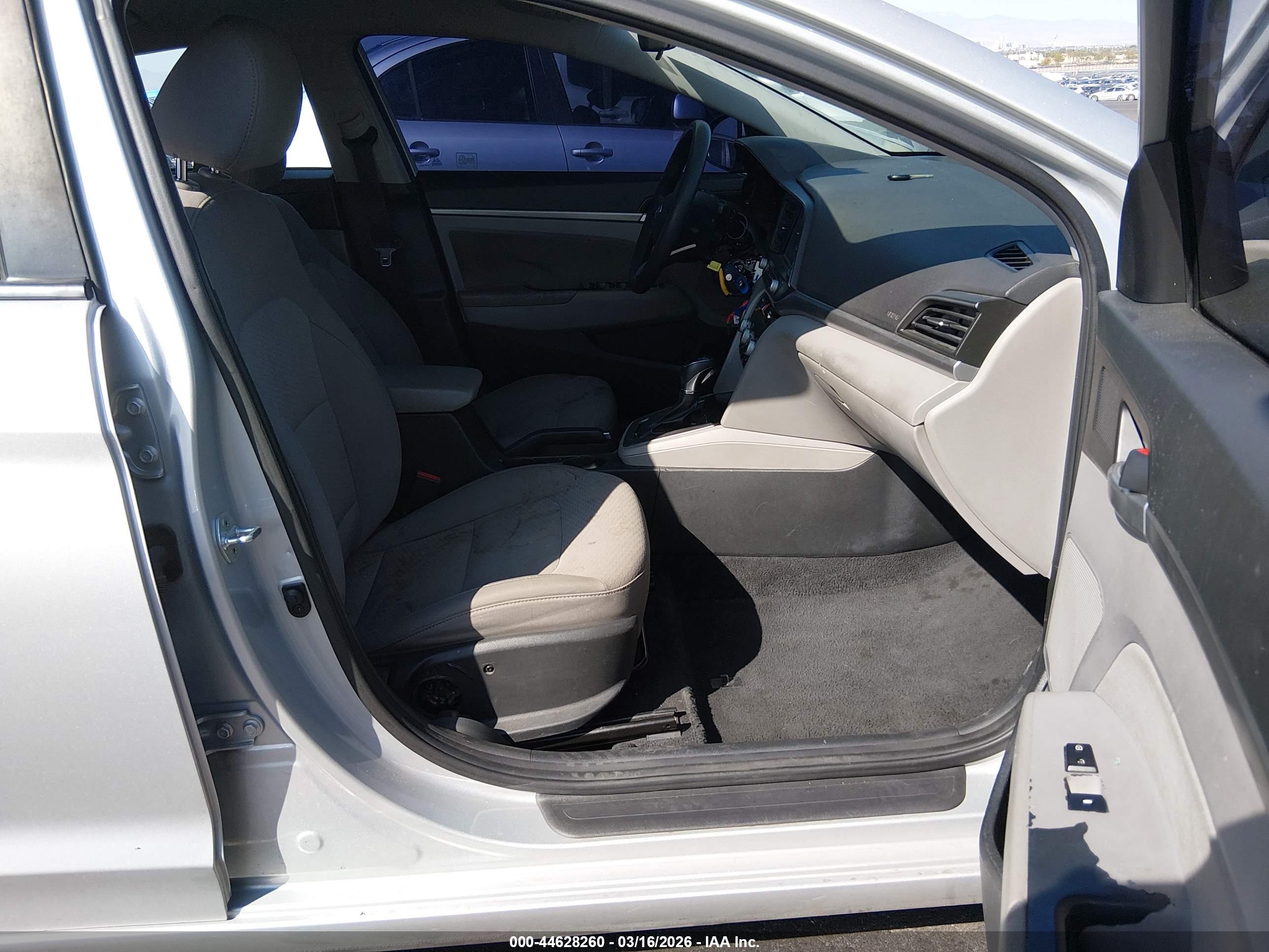 HYUNDAI ELANTRA image 5