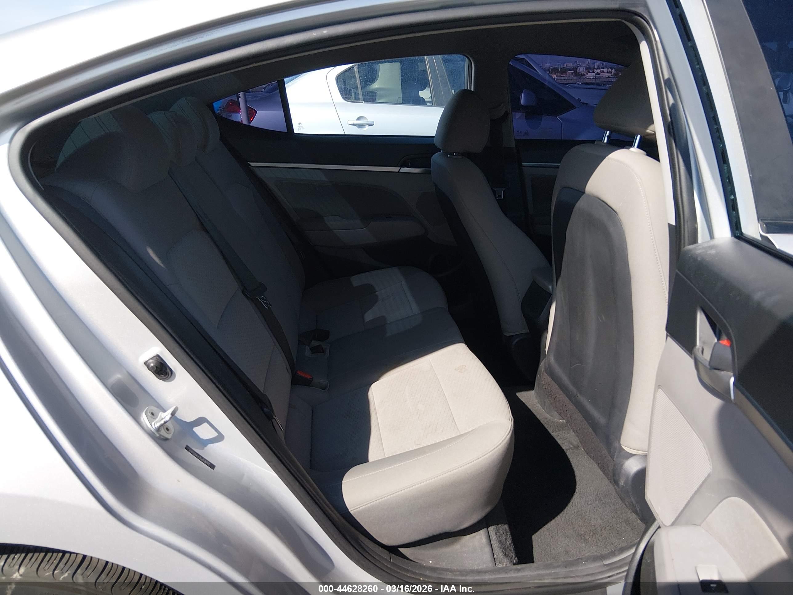 HYUNDAI ELANTRA image 8