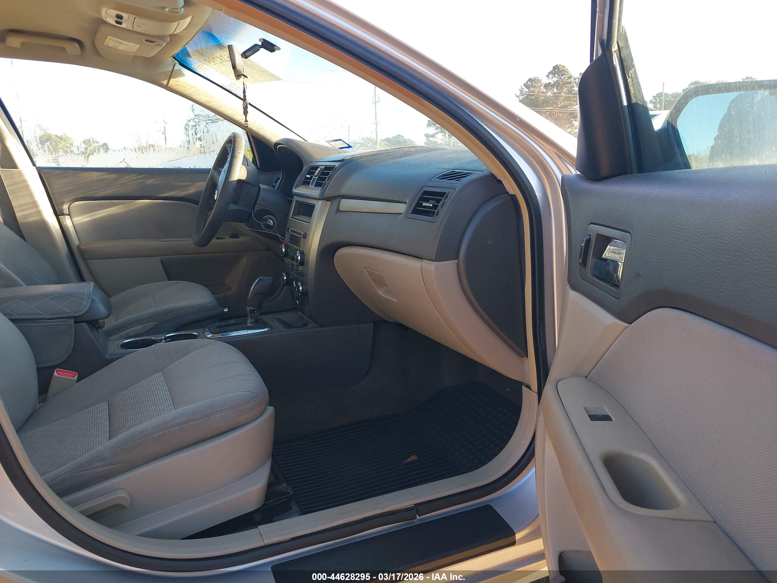FORD FUSION image 5