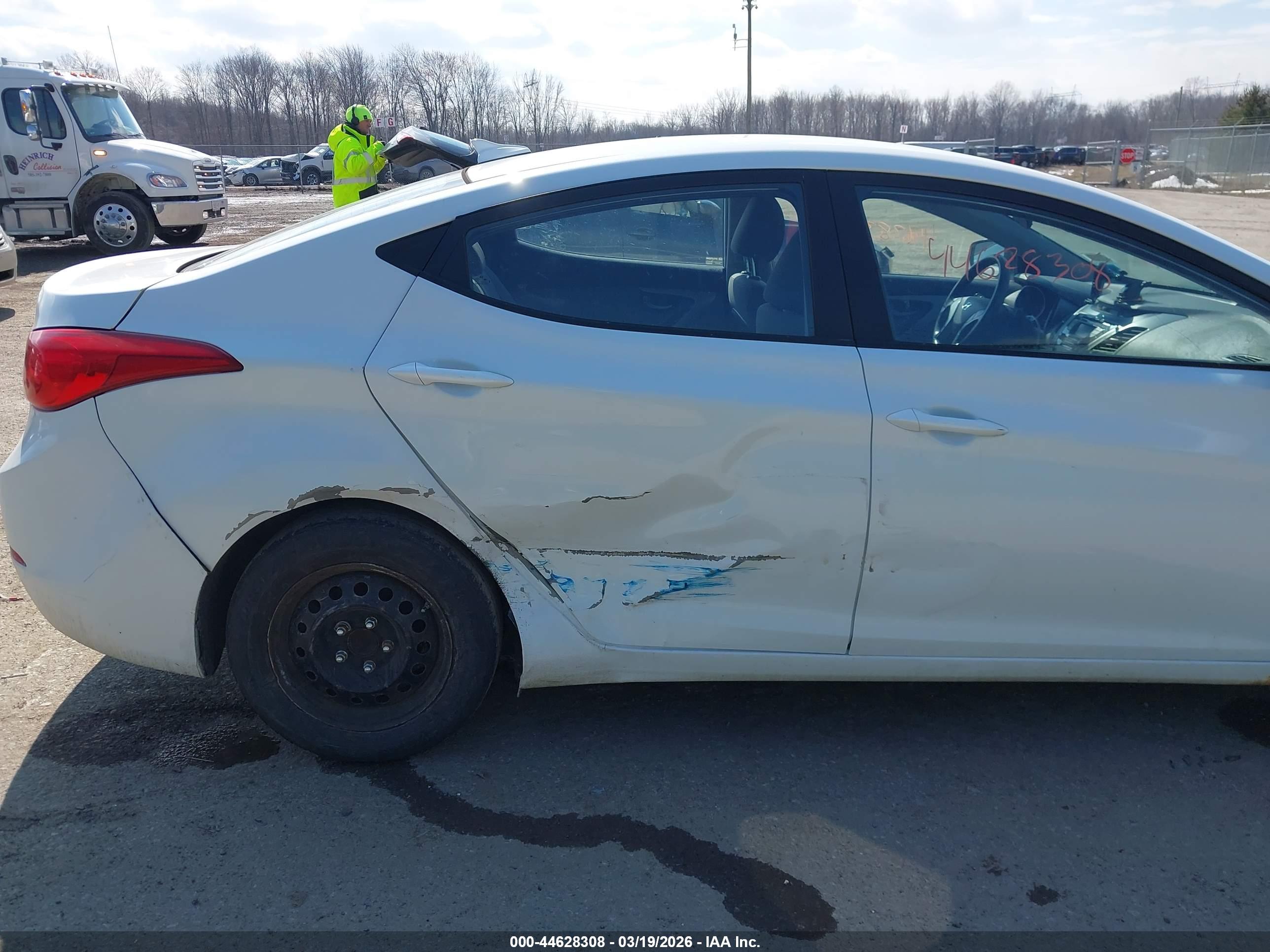 HYUNDAI ELANTRA image 6