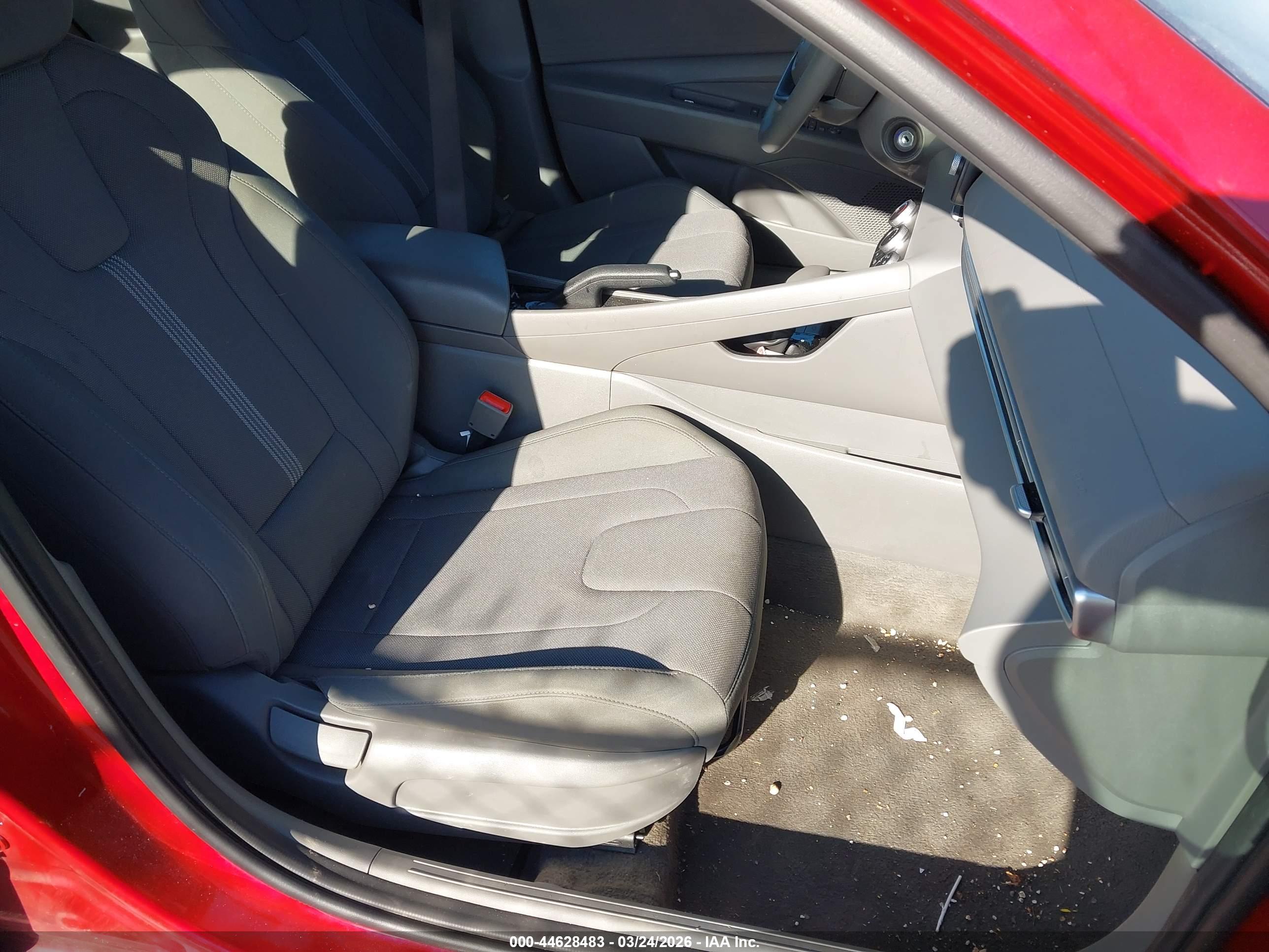 HYUNDAI ELANTRA image 5