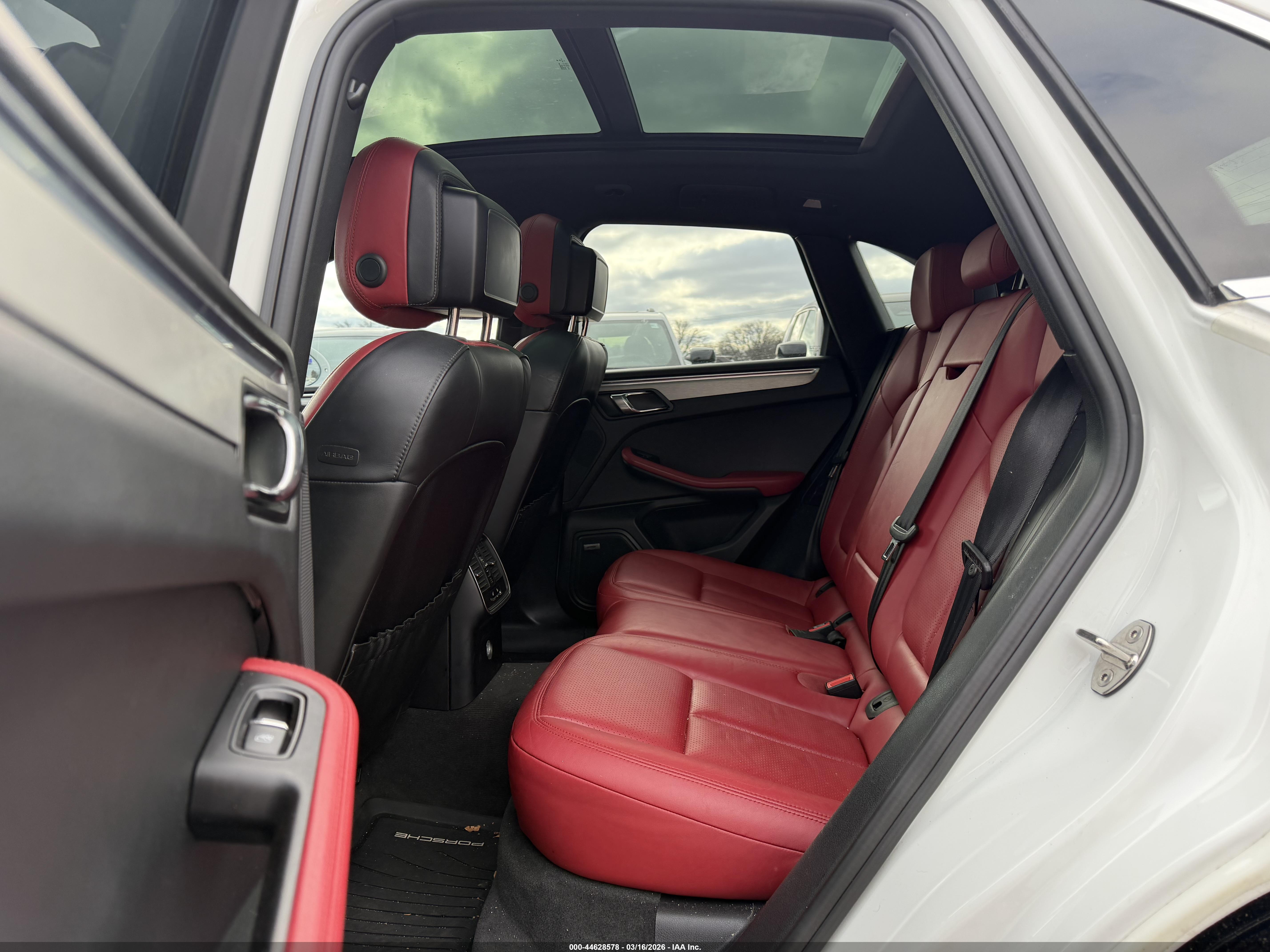 PORSCHE MACAN image 8