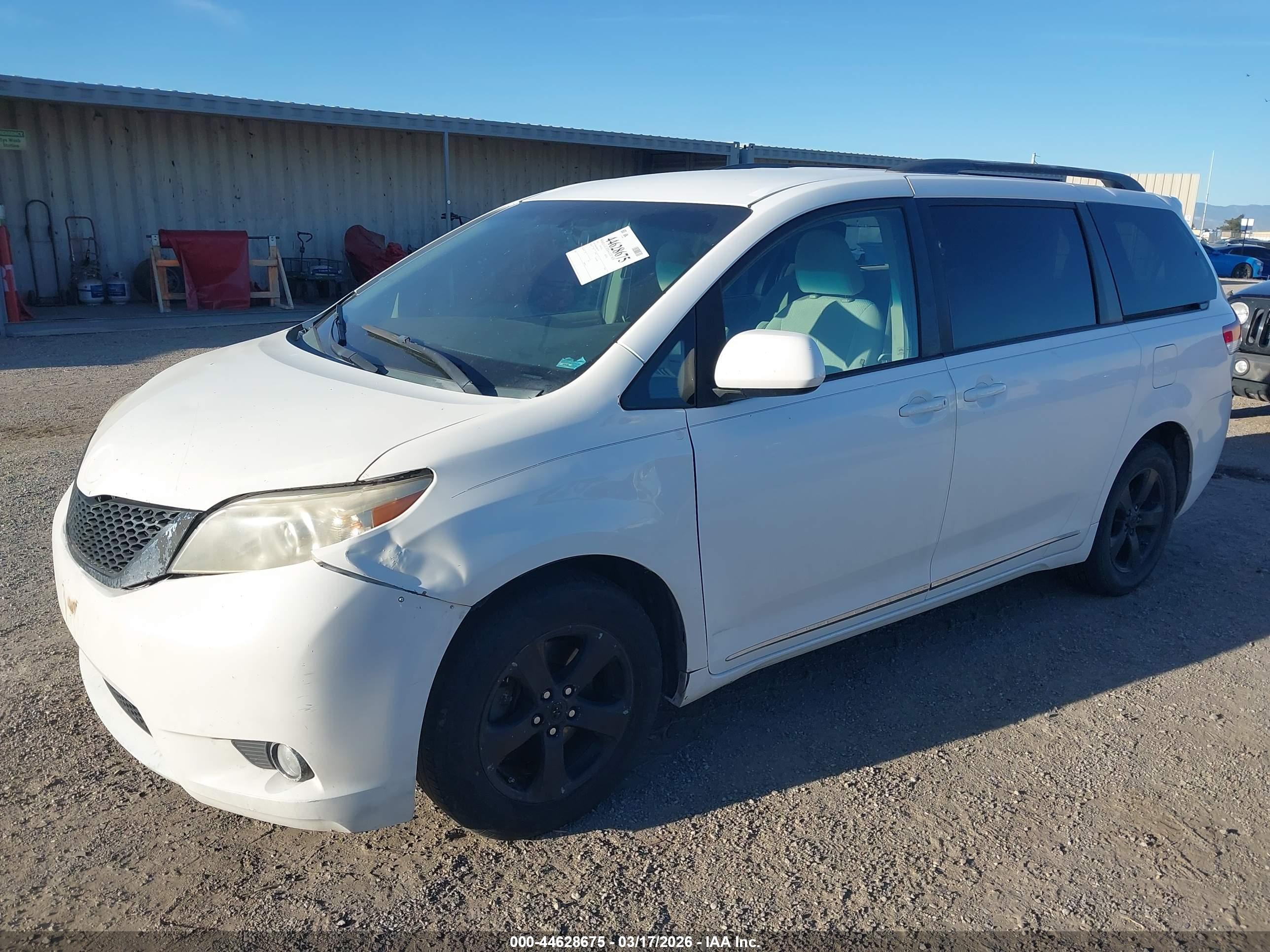 TOYOTA SIENNA image 2