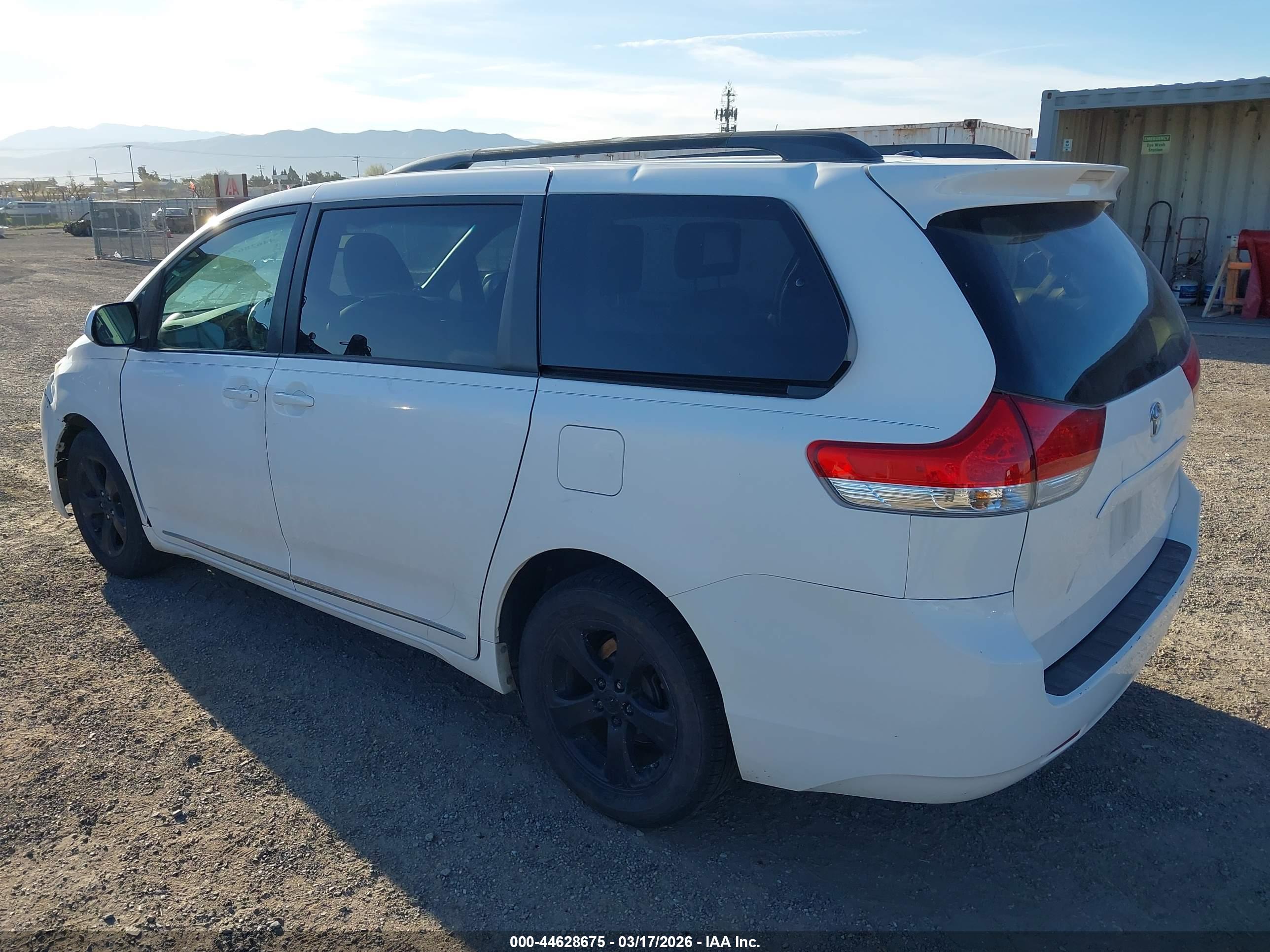 TOYOTA SIENNA image 3