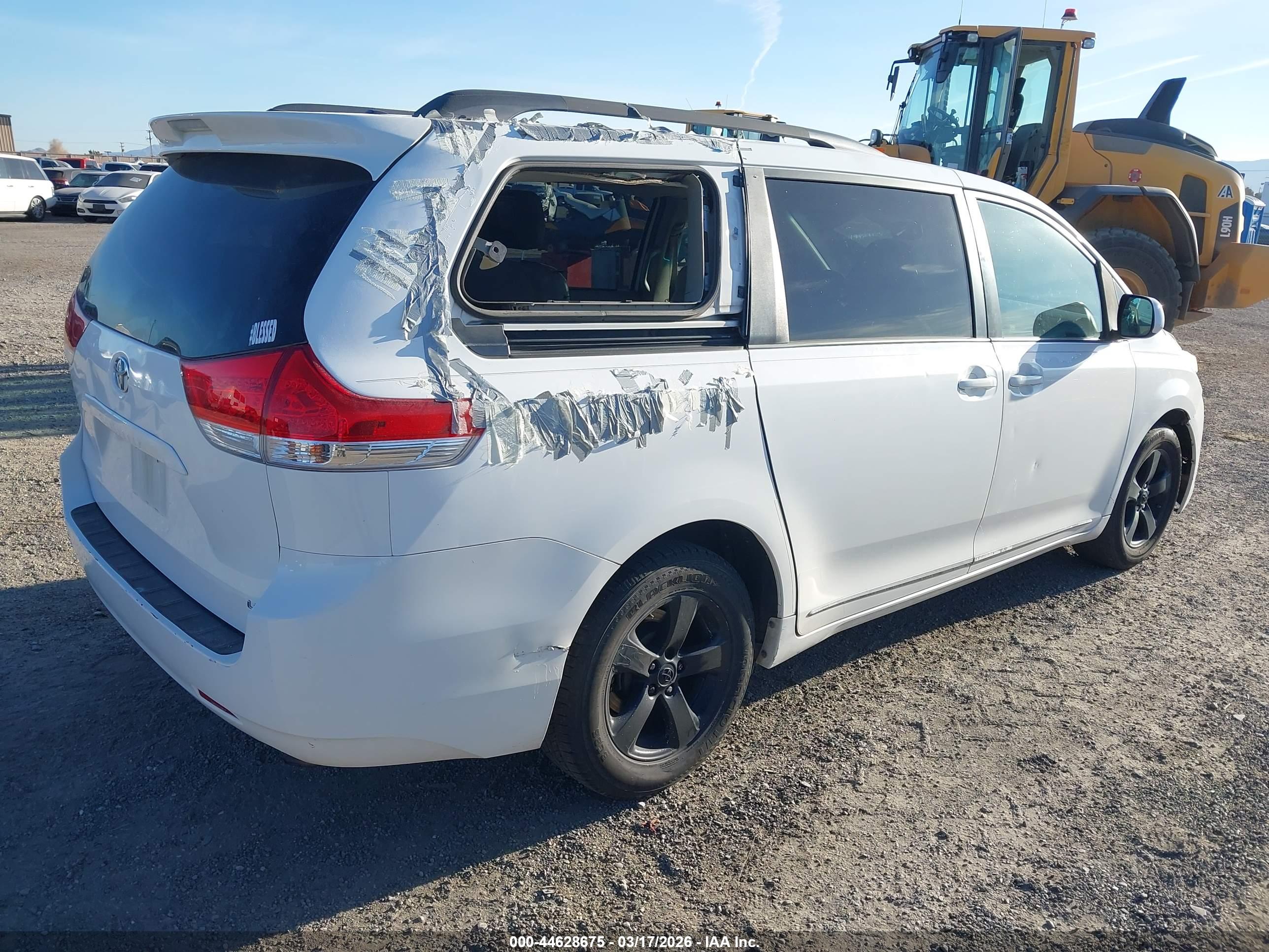 TOYOTA SIENNA image 4
