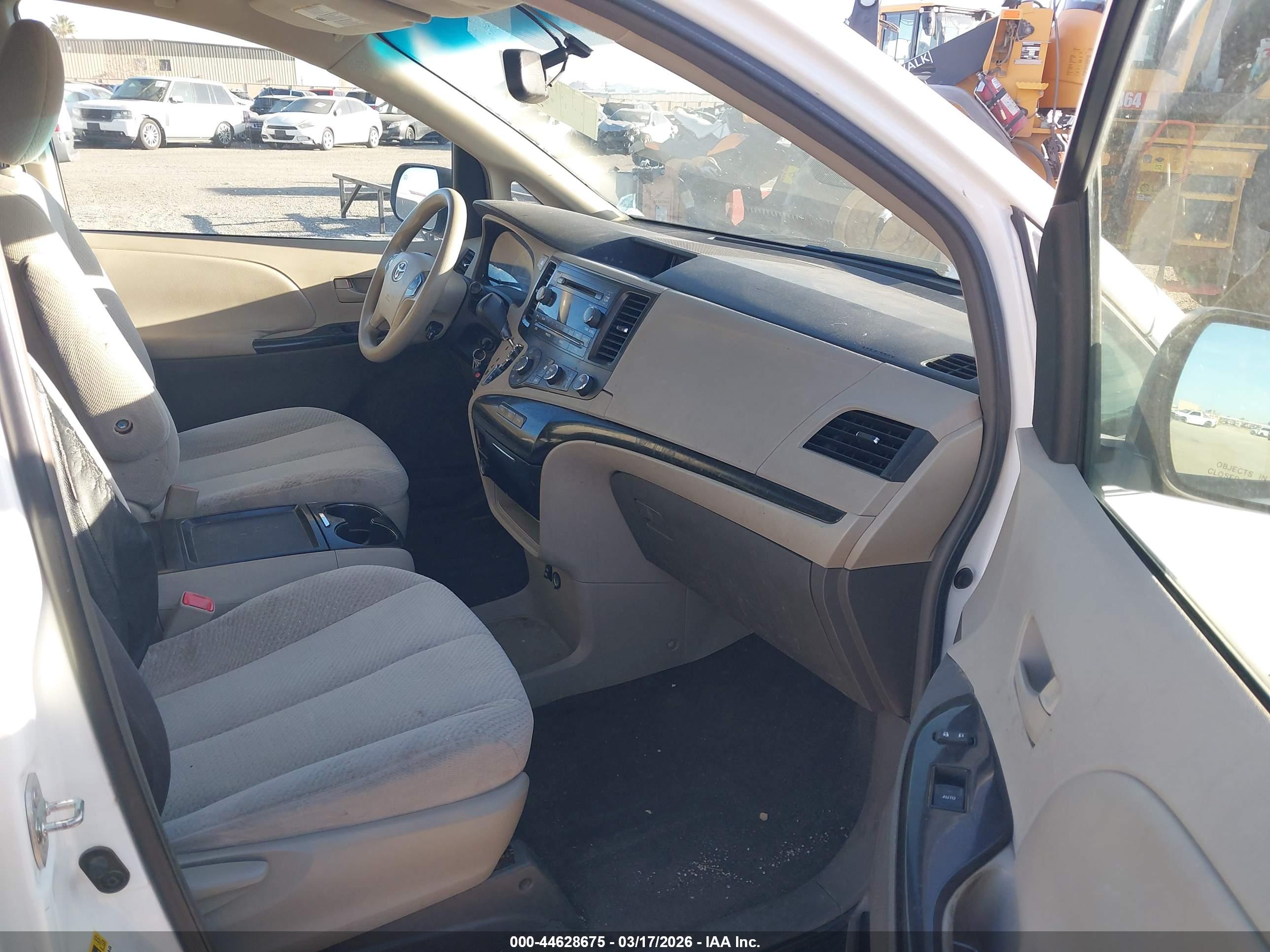 TOYOTA SIENNA image 5