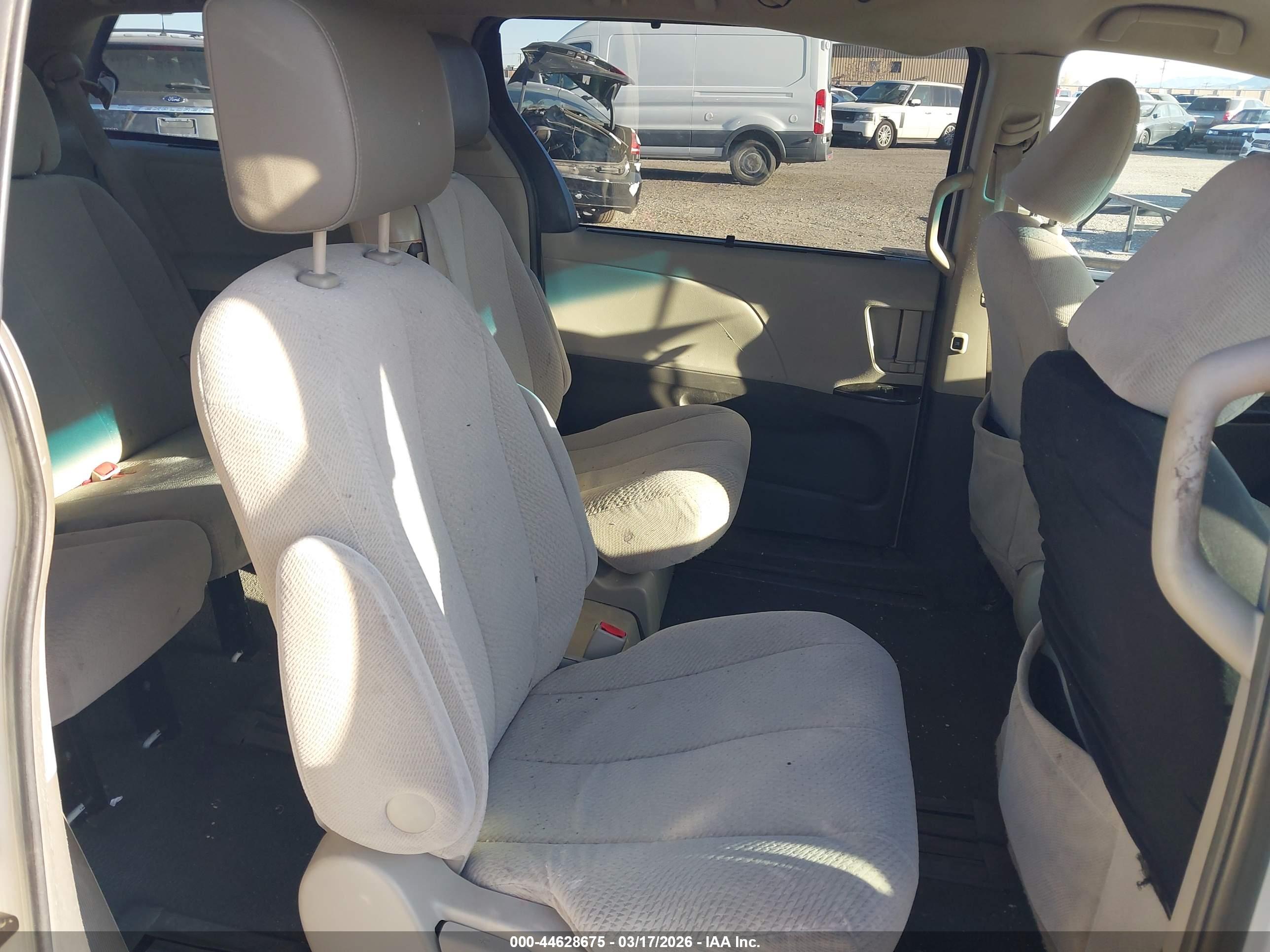 TOYOTA SIENNA image 8