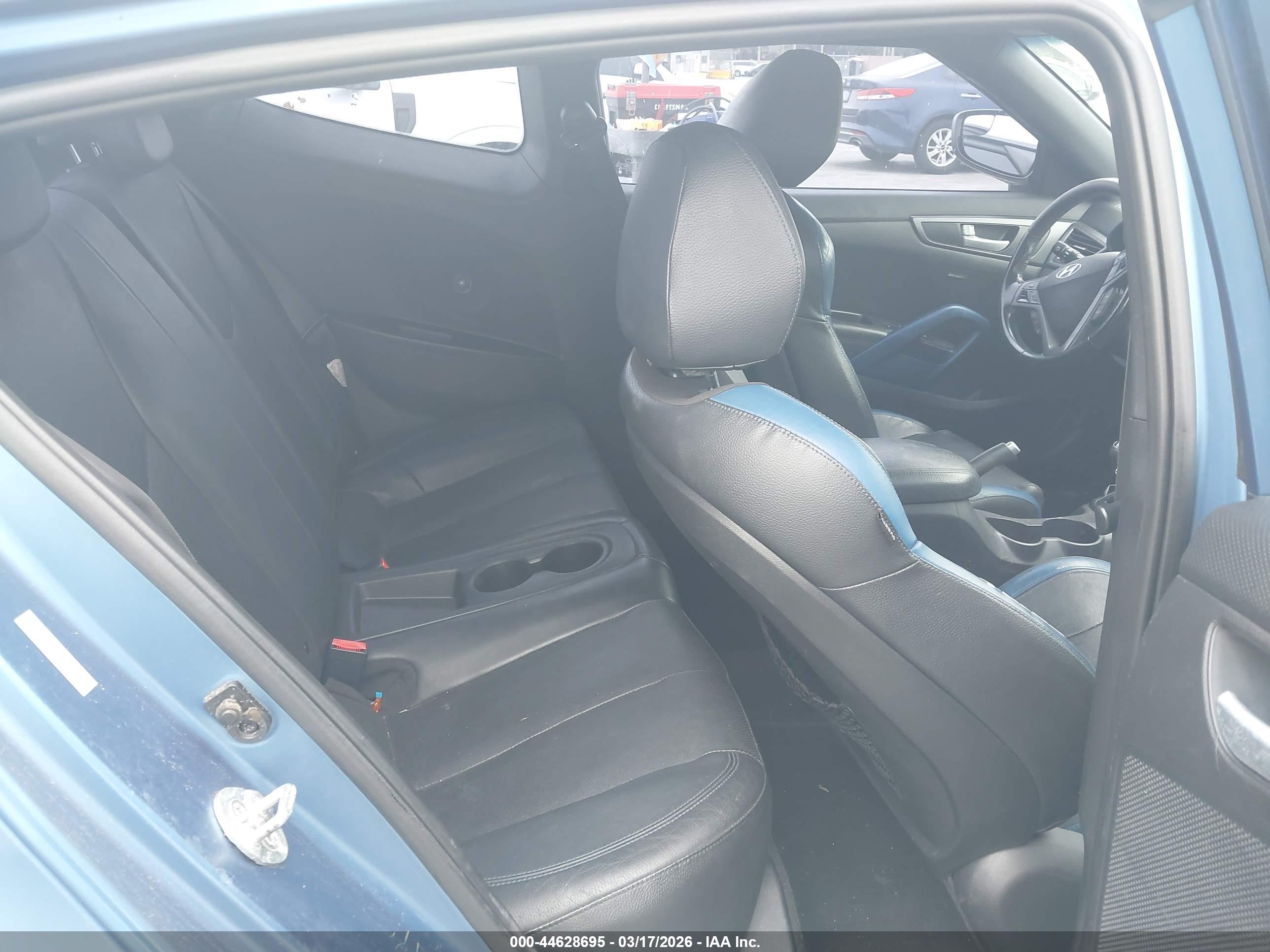 HYUNDAI VELOSTER image 8