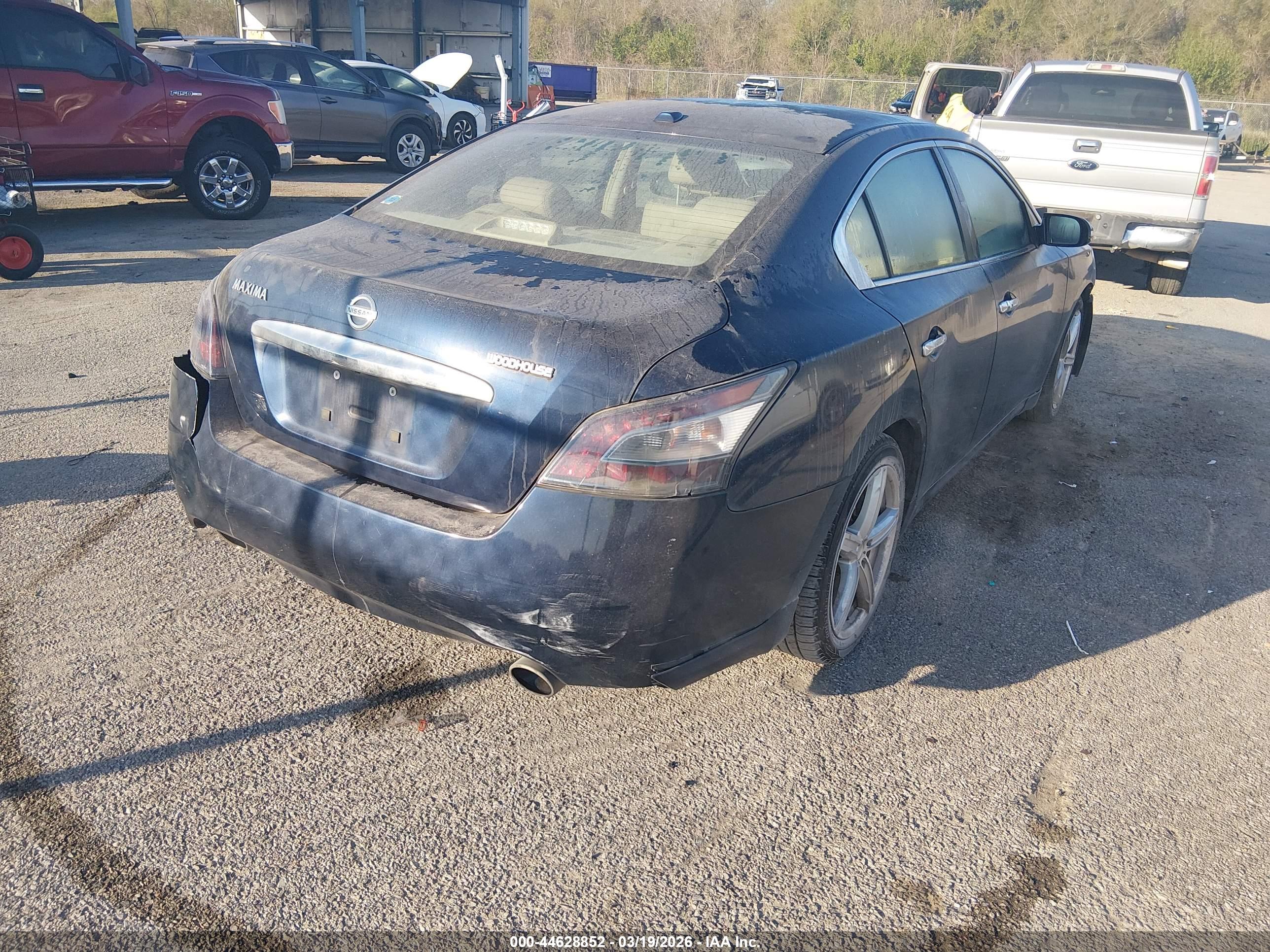 NISSAN MAXIMA image 4