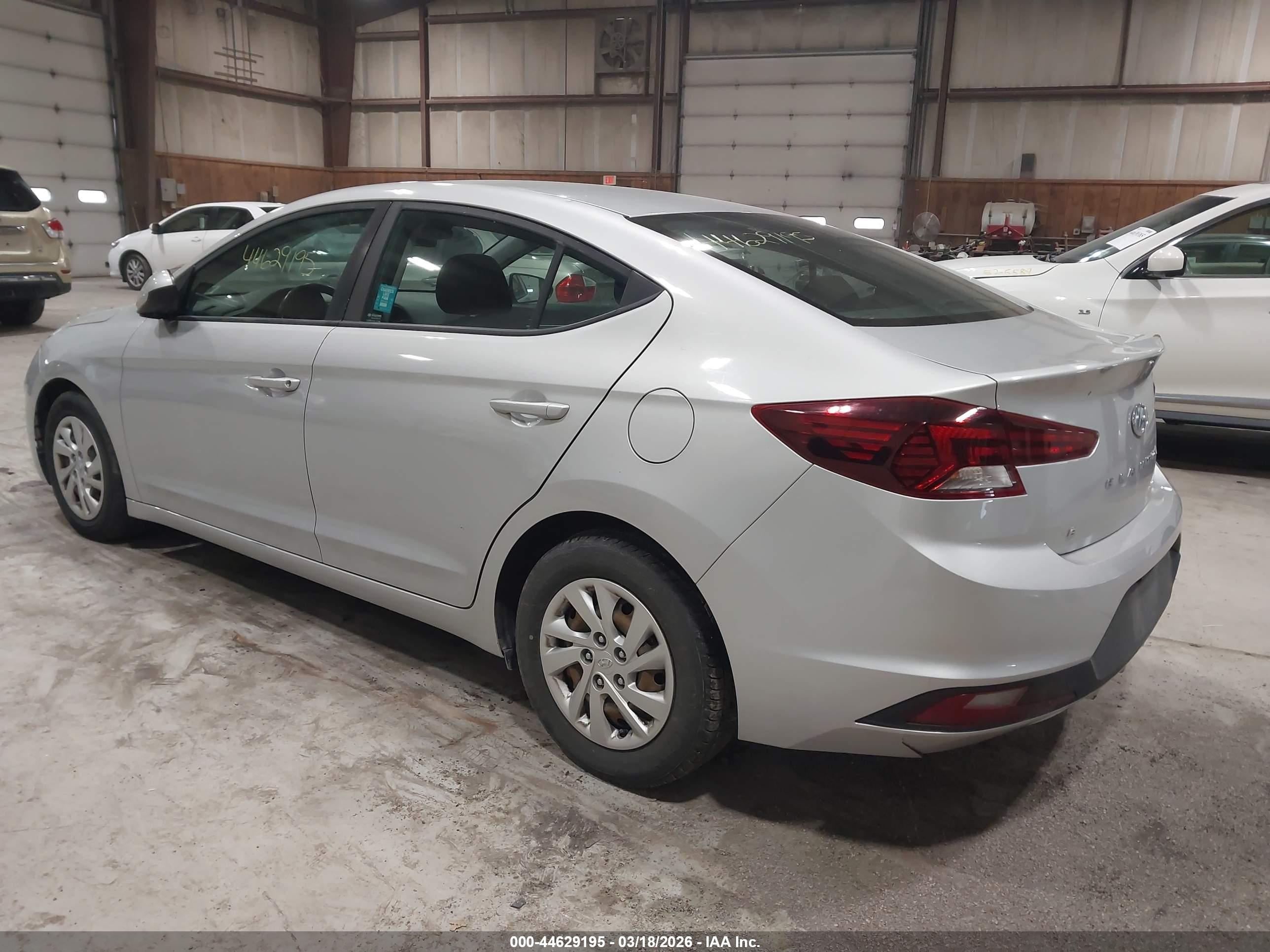 HYUNDAI ELANTRA image 3