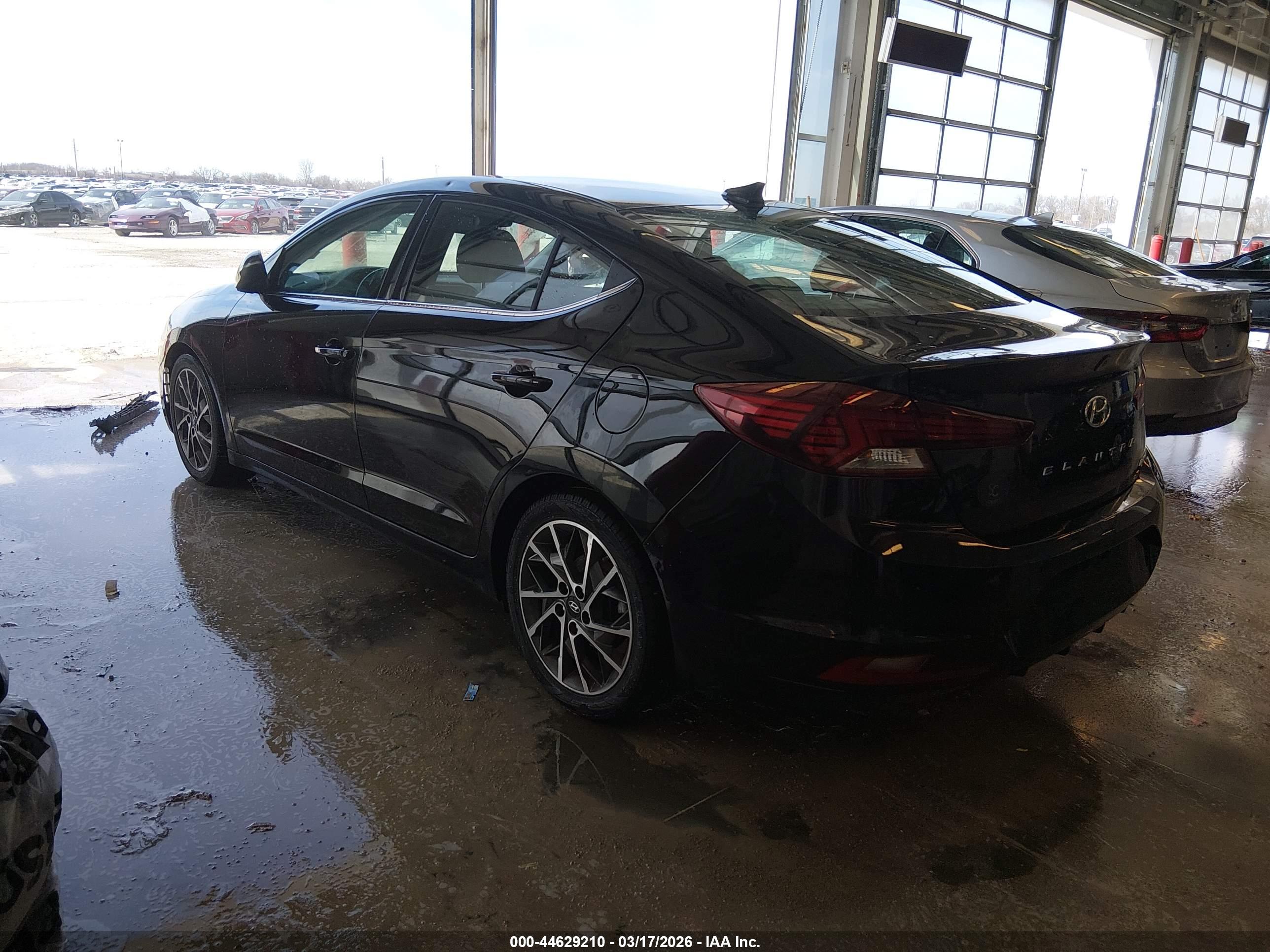 HYUNDAI ELANTRA image 3