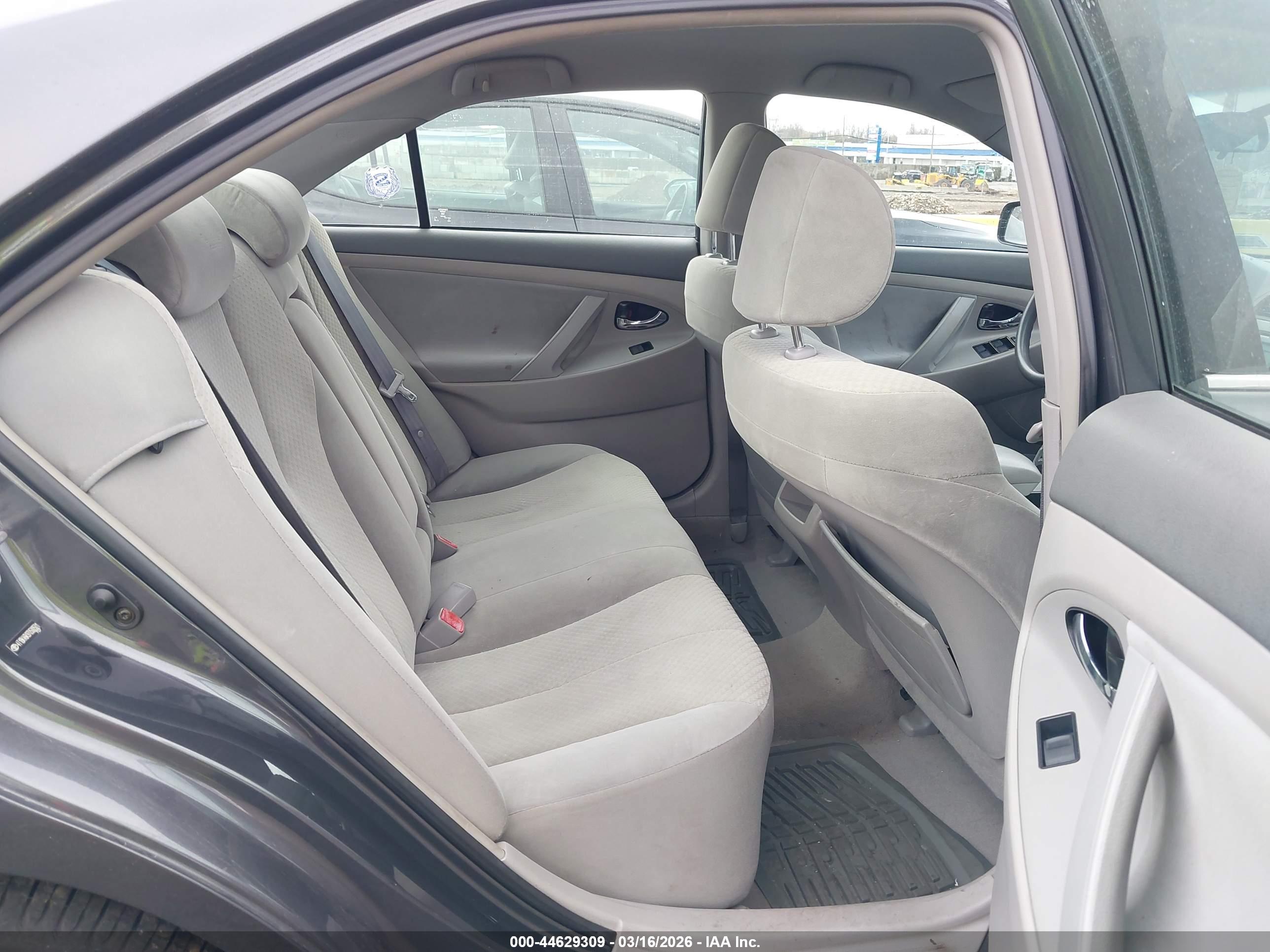 TOYOTA CAMRY image 8