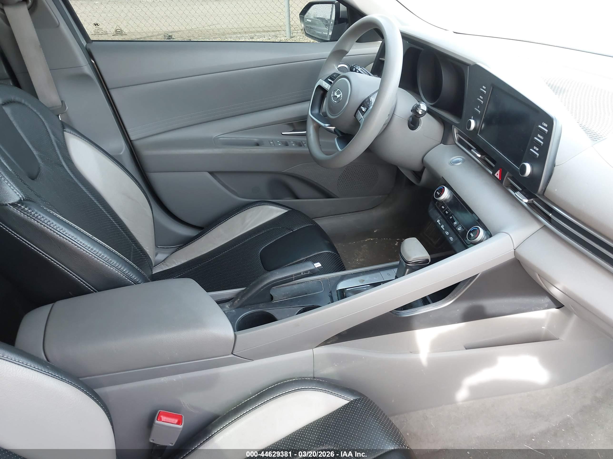 HYUNDAI ELANTRA image 5