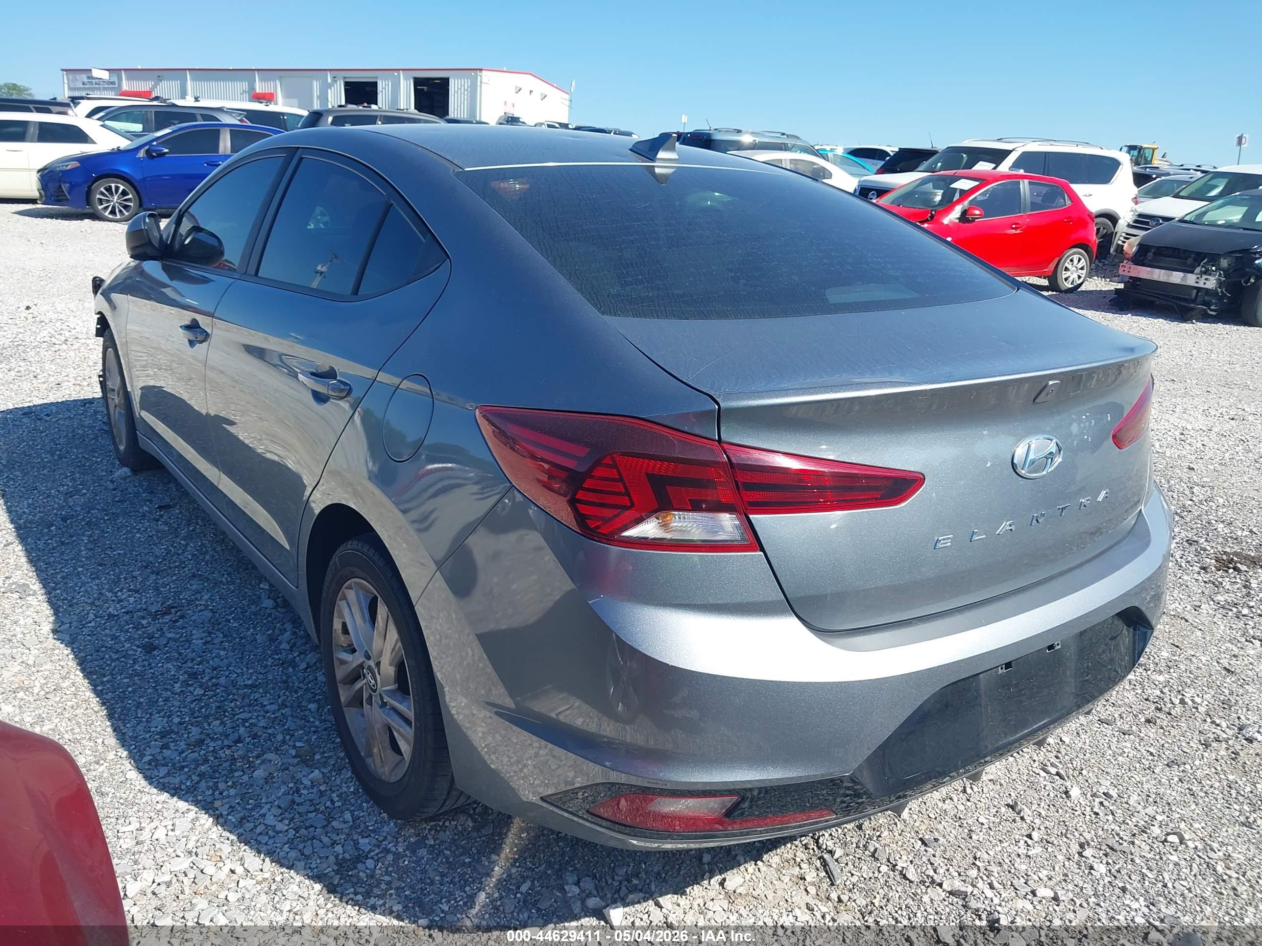 HYUNDAI ELANTRA image 3
