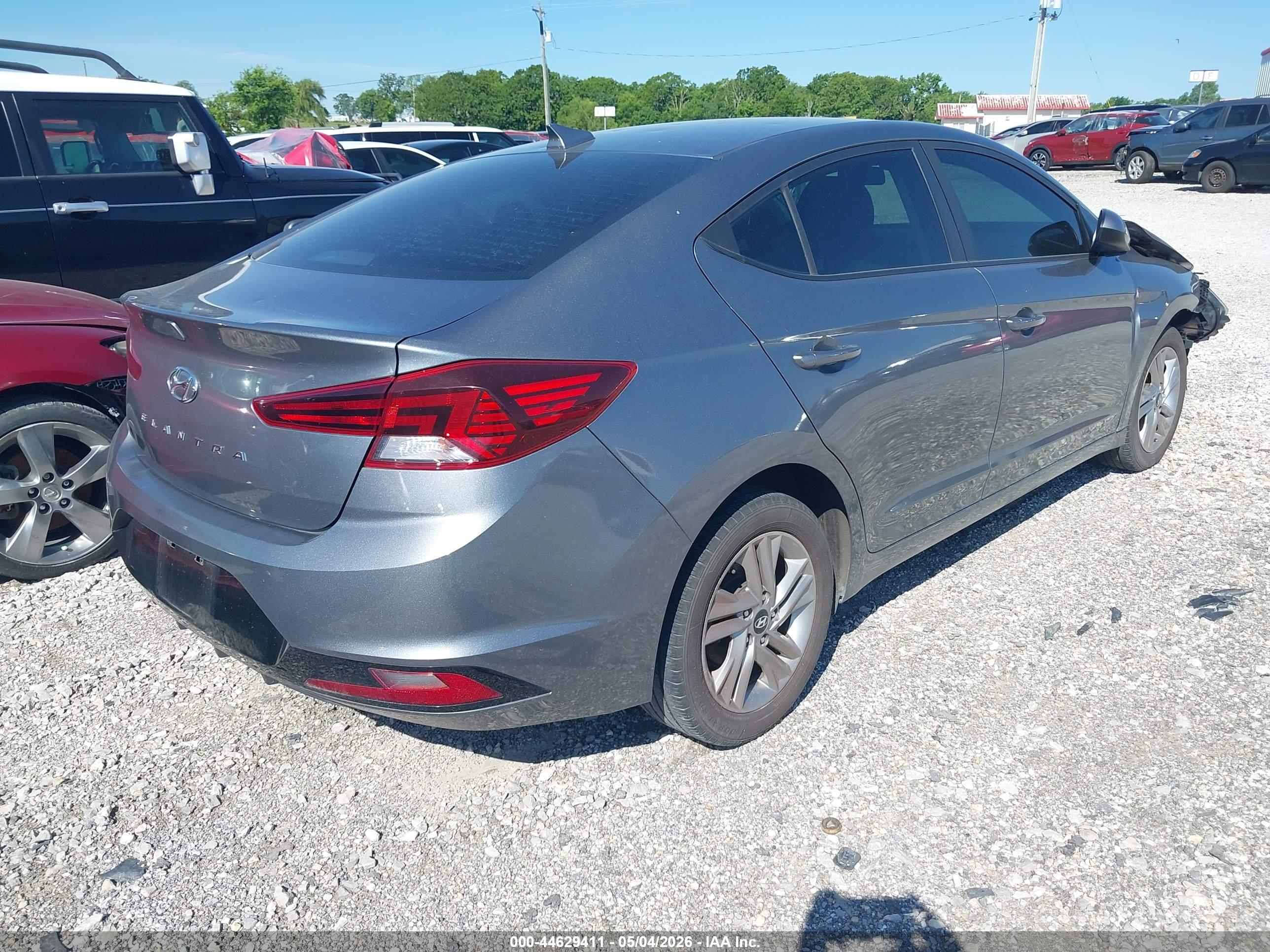 HYUNDAI ELANTRA image 4