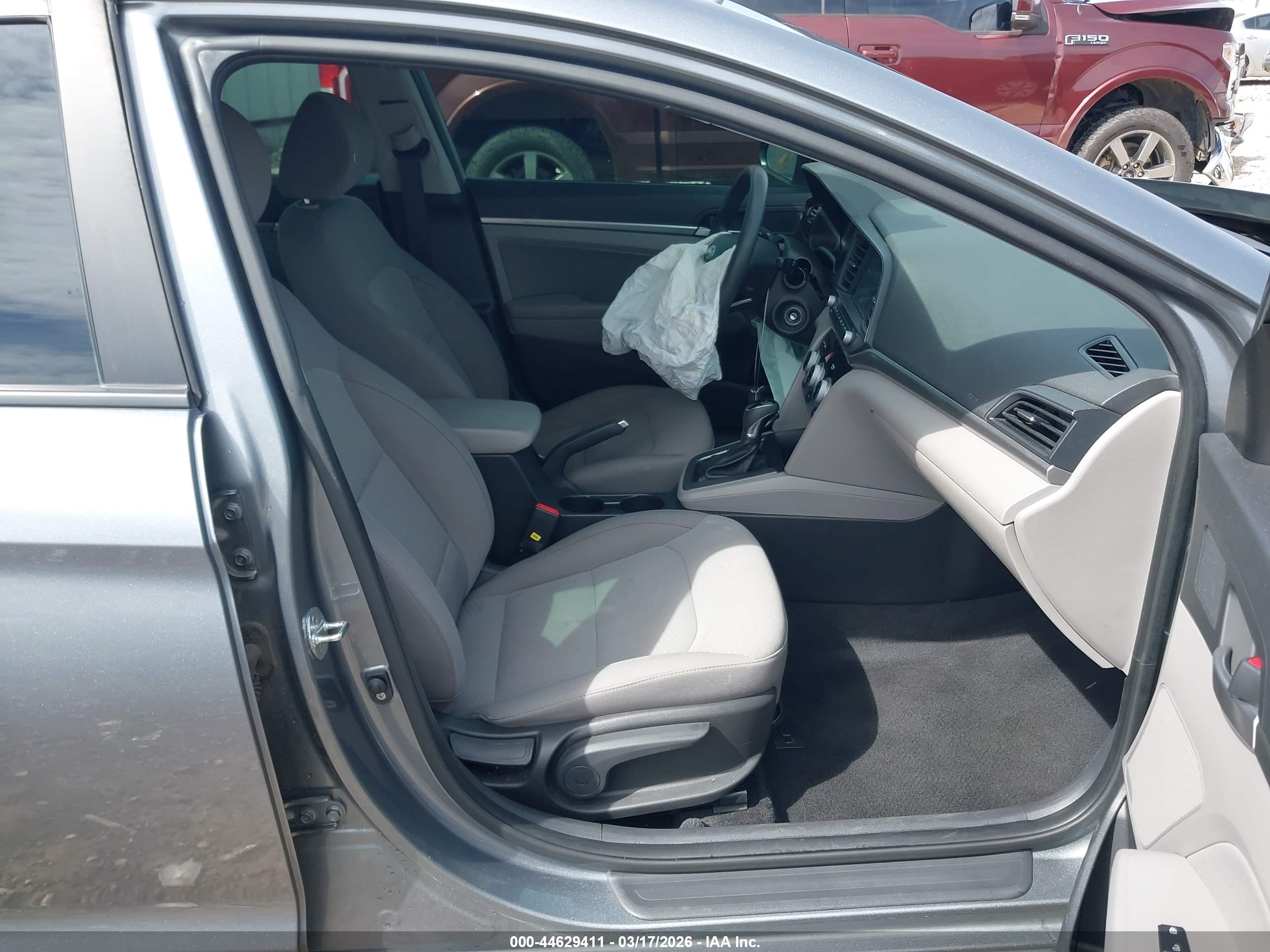 HYUNDAI ELANTRA image 5