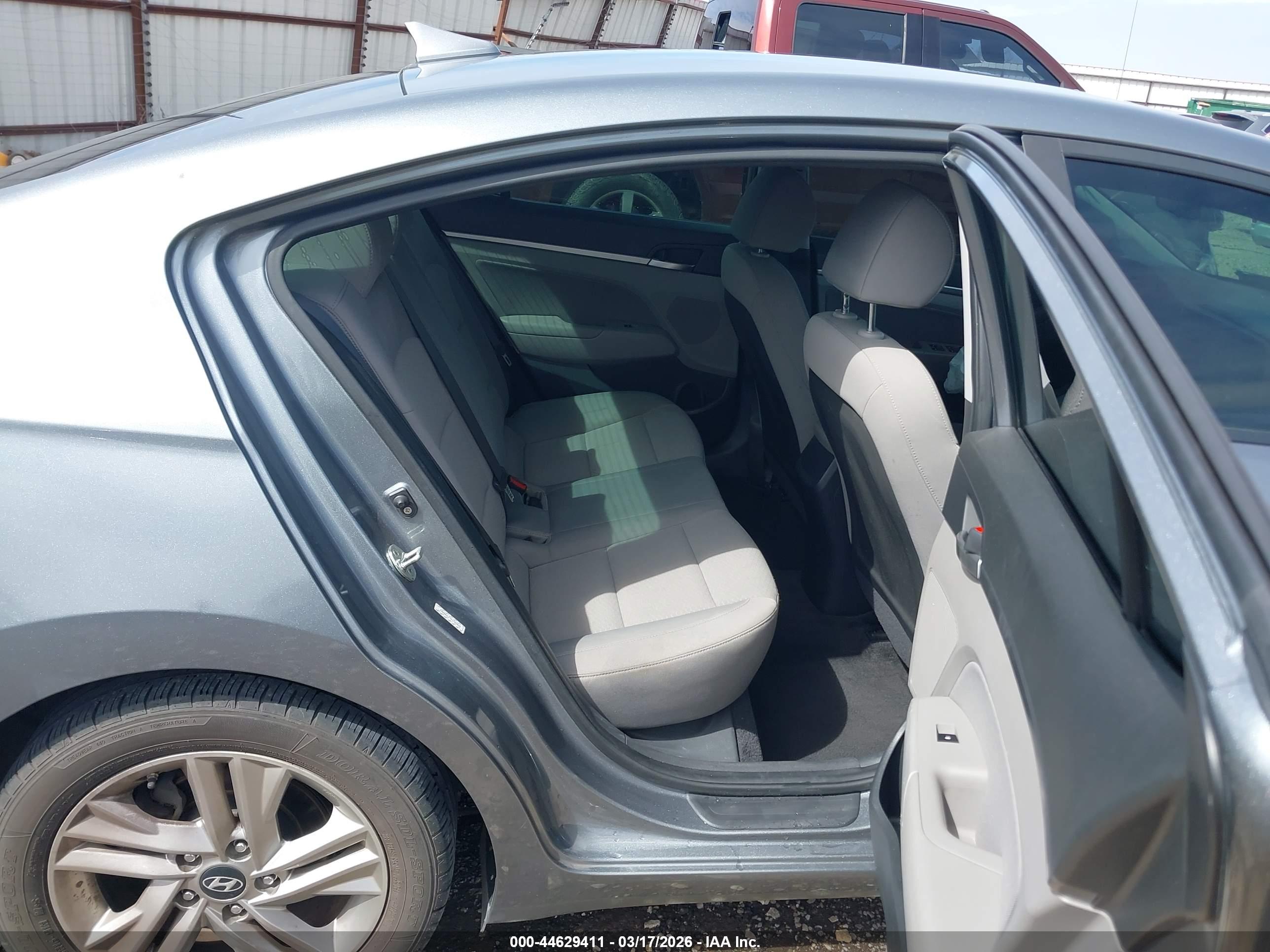 HYUNDAI ELANTRA image 8