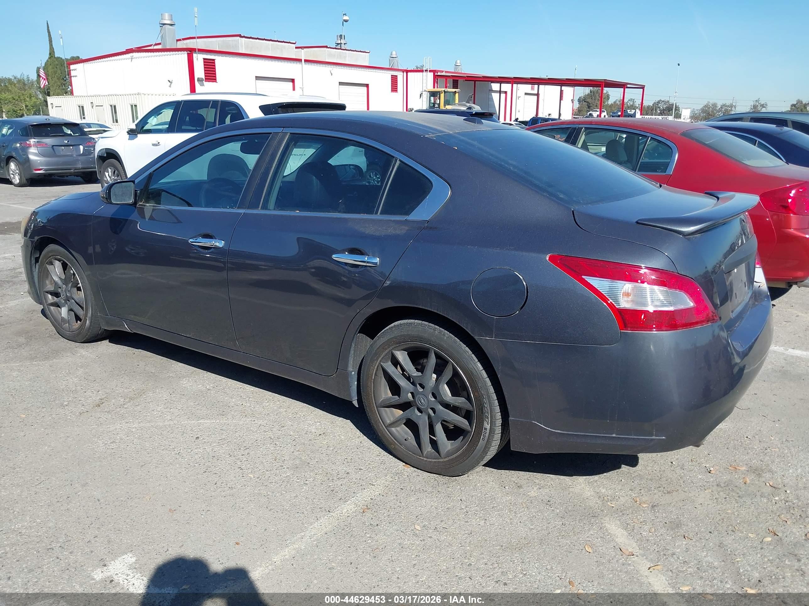 NISSAN MAXIMA image 3