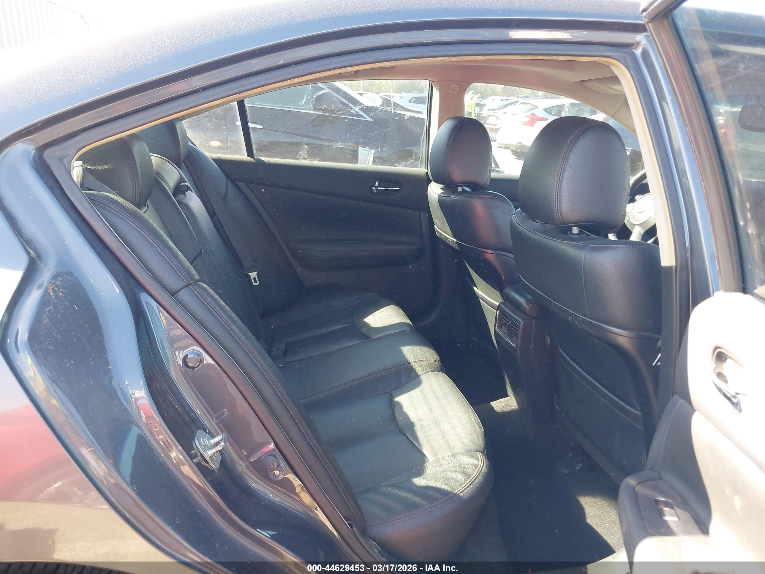 NISSAN MAXIMA image 8
