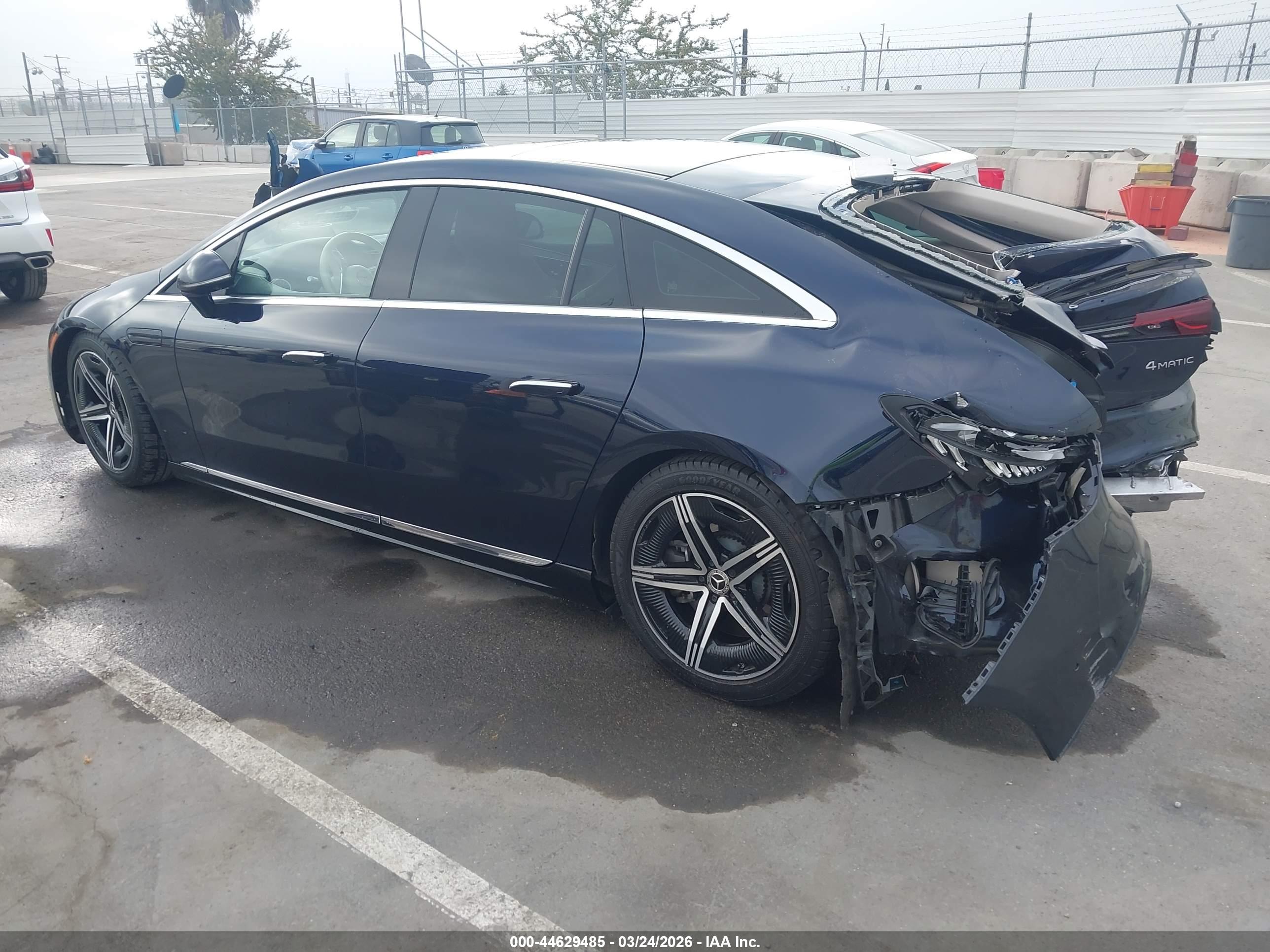 MERCEDES-BENZ EQS image 3